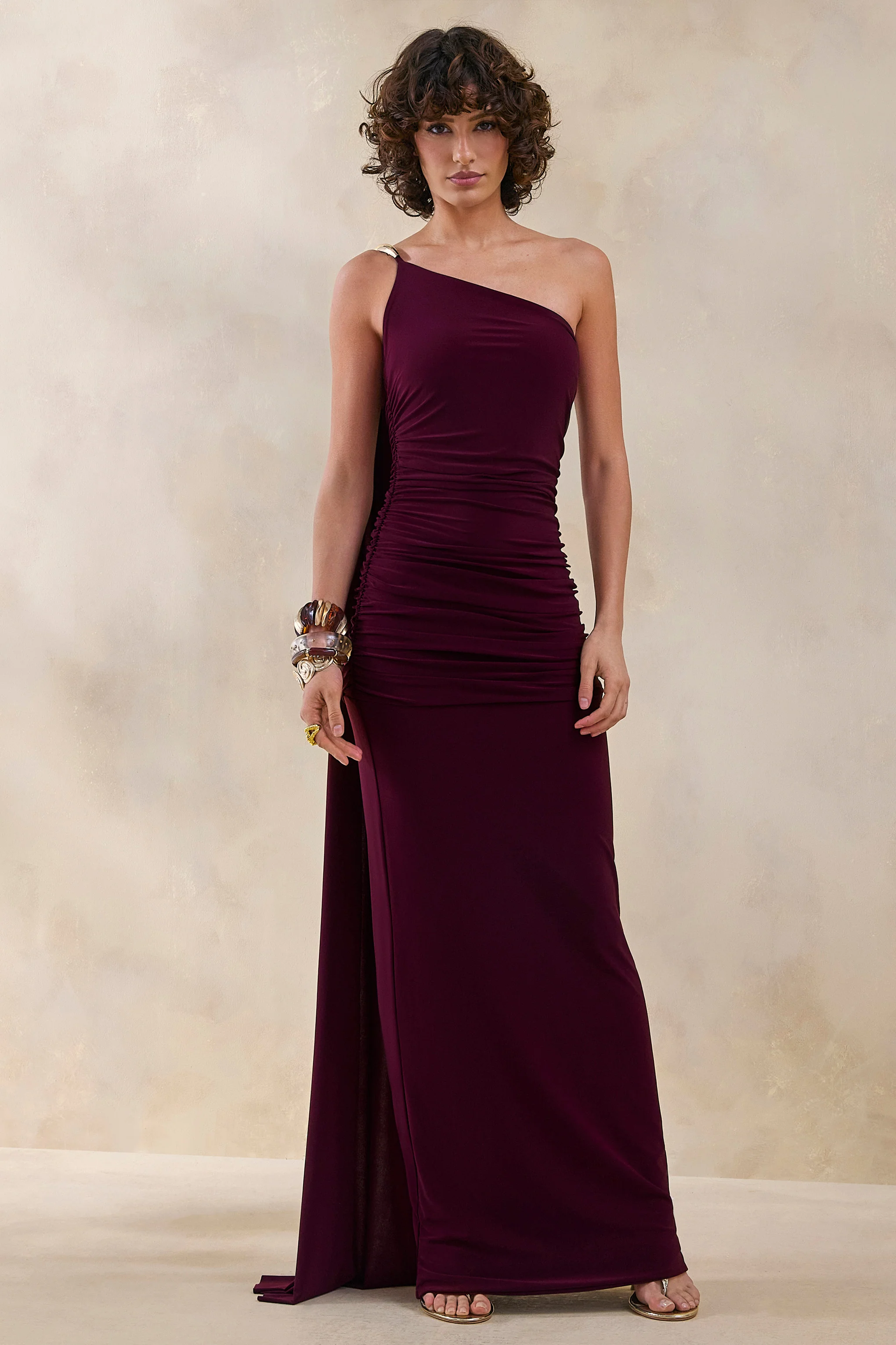 Bettine | Robe longue bordeaux à encolure asymétrique avec manche cape - Image 5