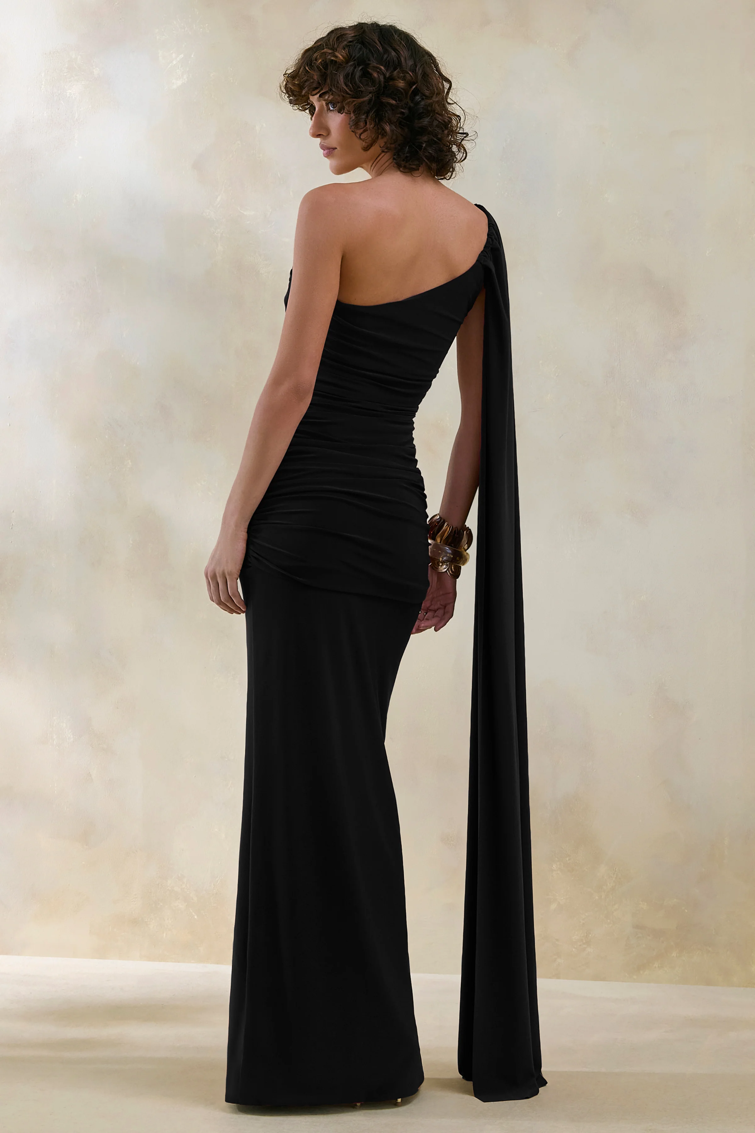 Bettine | Robe longue noire à encolure asymétrique avec manche cape - Image 2