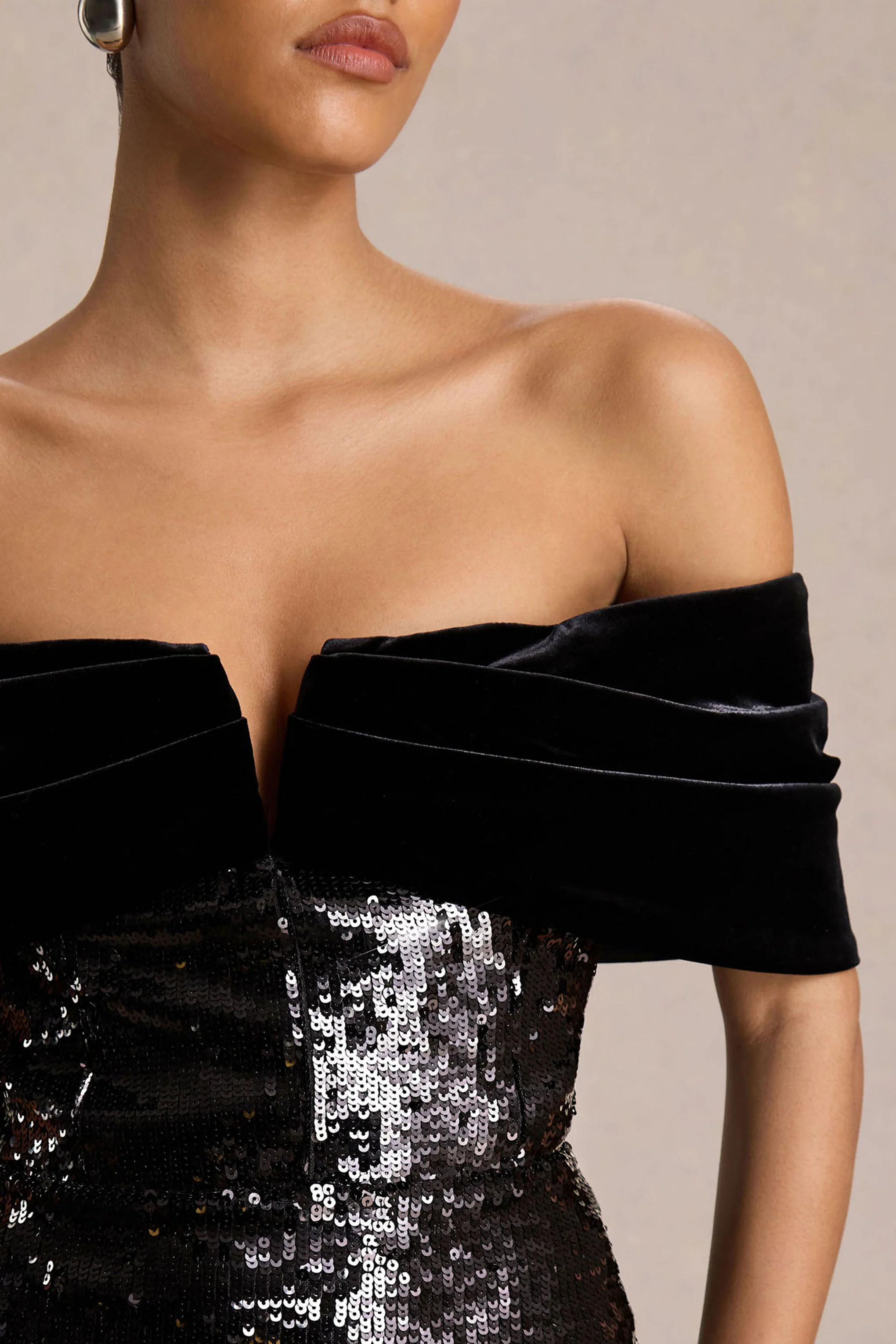 Bex | Robe Longue en Sequins Noirs à Encolure Bardot - Image 4