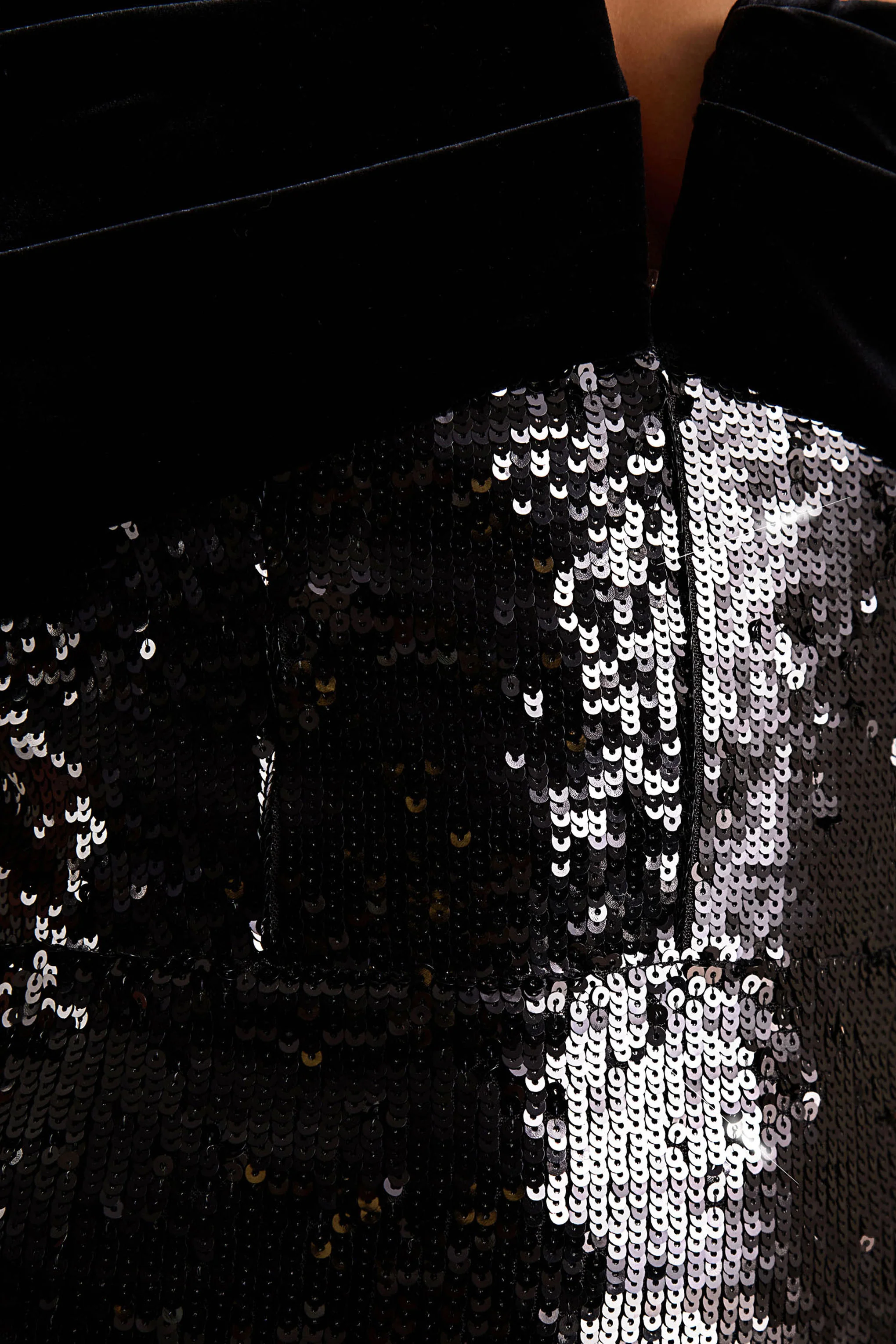 Bex | Robe Longue en Sequins Noirs à Encolure Bardot - Image 7
