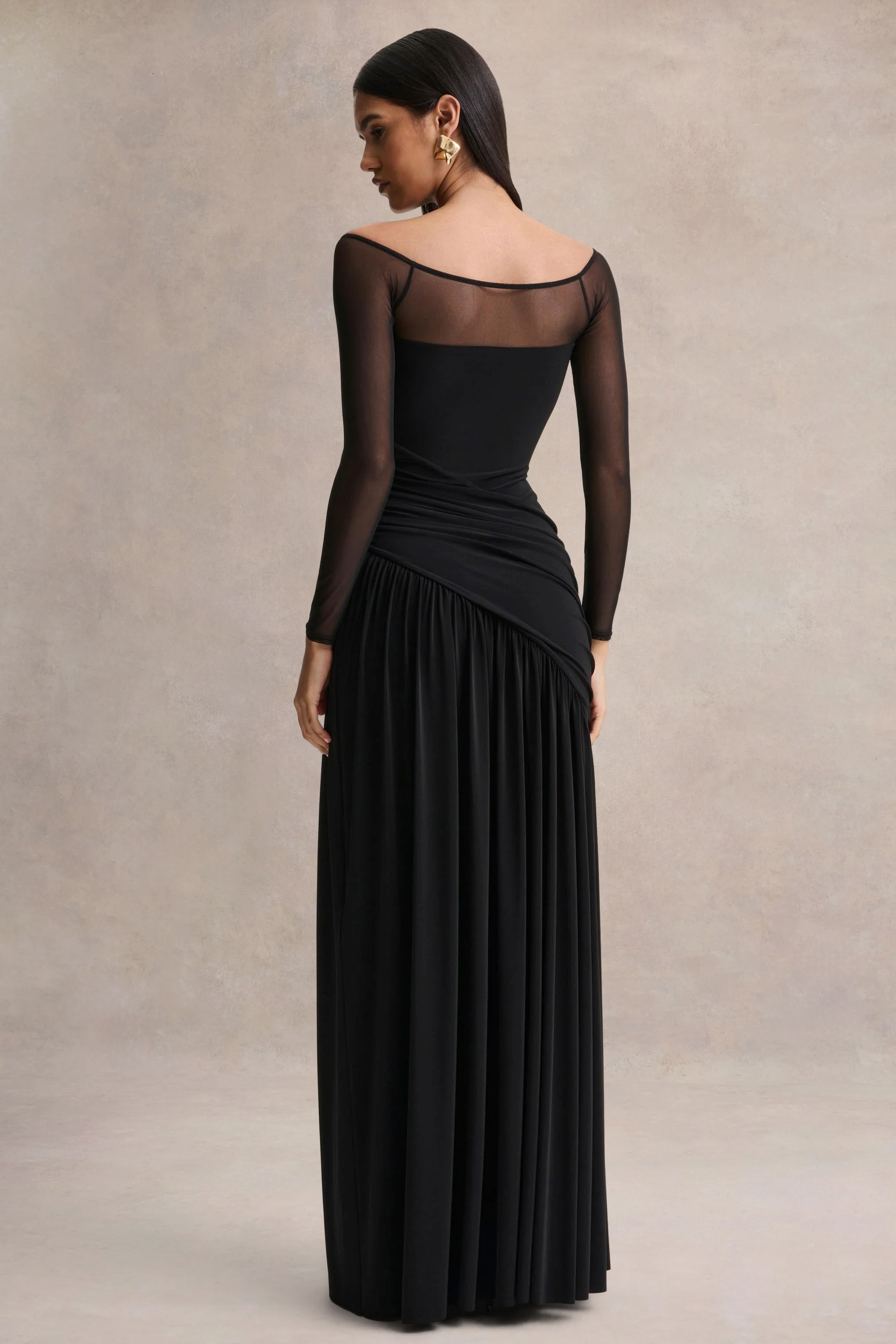 Bexley | Robe longue noire drapée à encolure bardot avec manches longues en mesh - Image 2