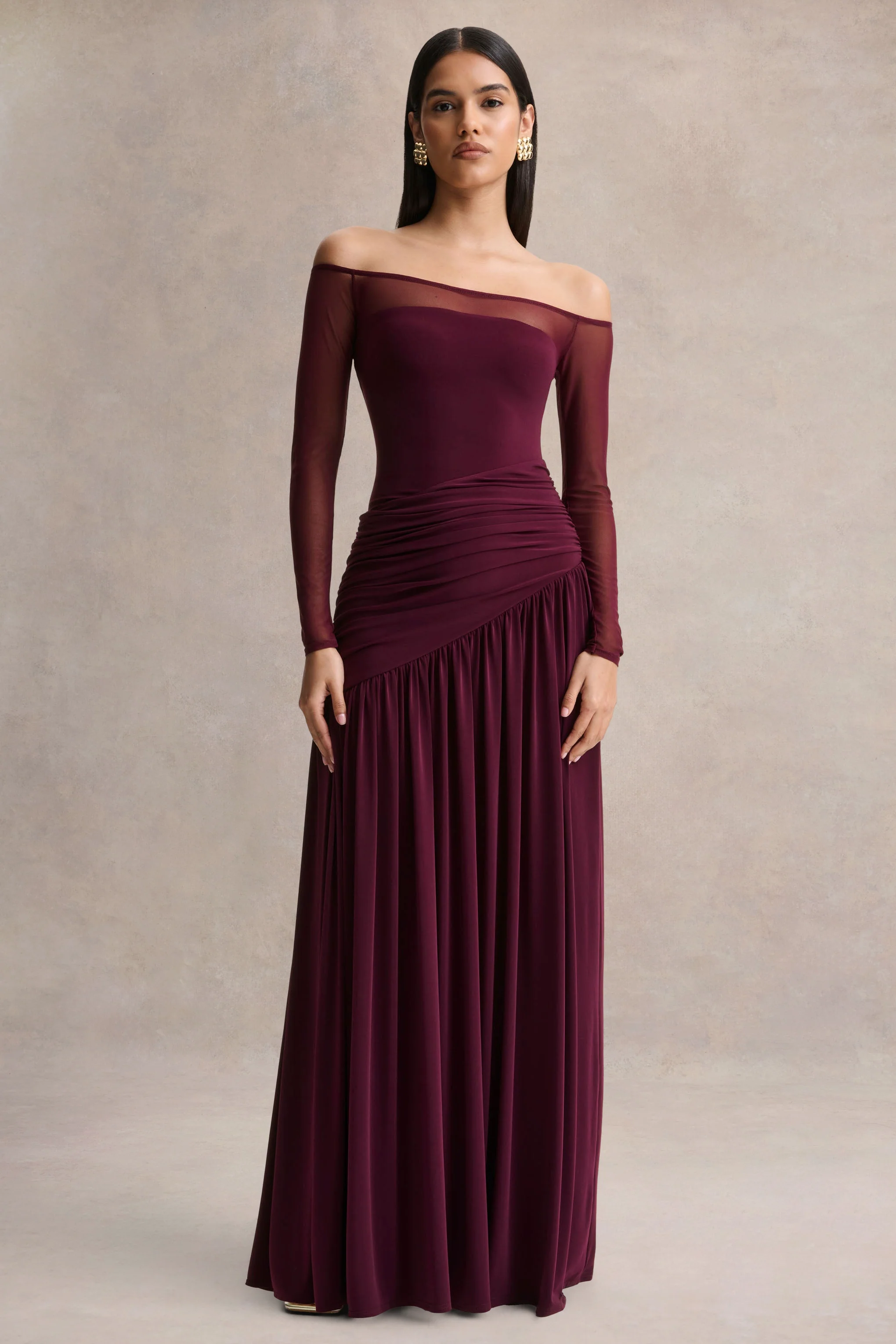 Bexley | Robe longue prune foncé à encolure Bardot avec manches en mesh