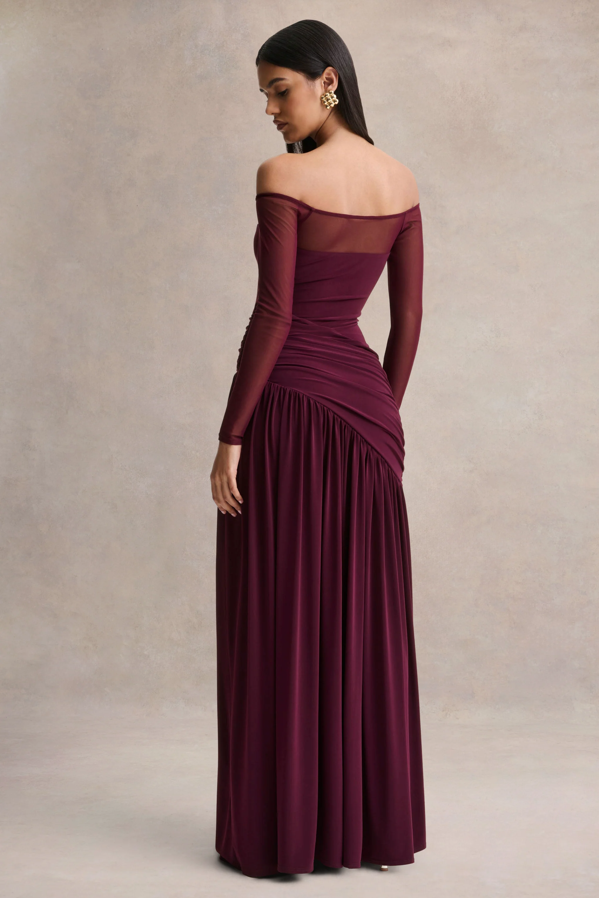 Bexley | Robe longue prune foncé à encolure Bardot avec manches en mesh - Image 2