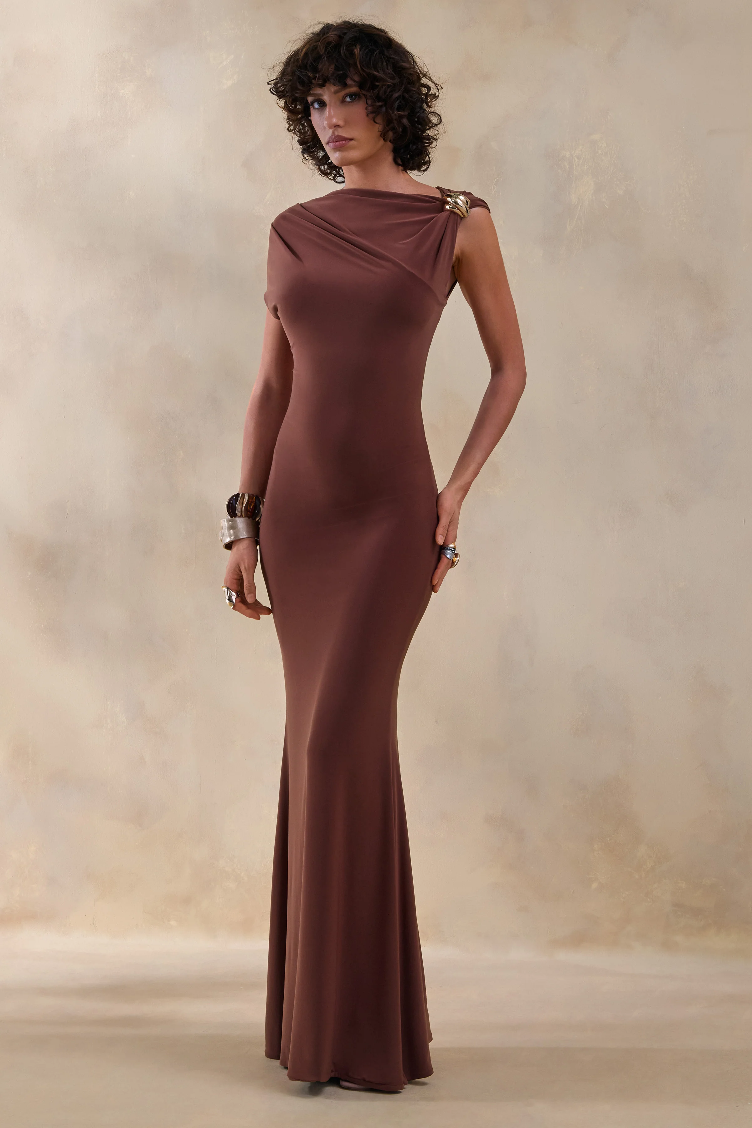Blaire | Robe longue marron à encolure asymétrique avec détail doré