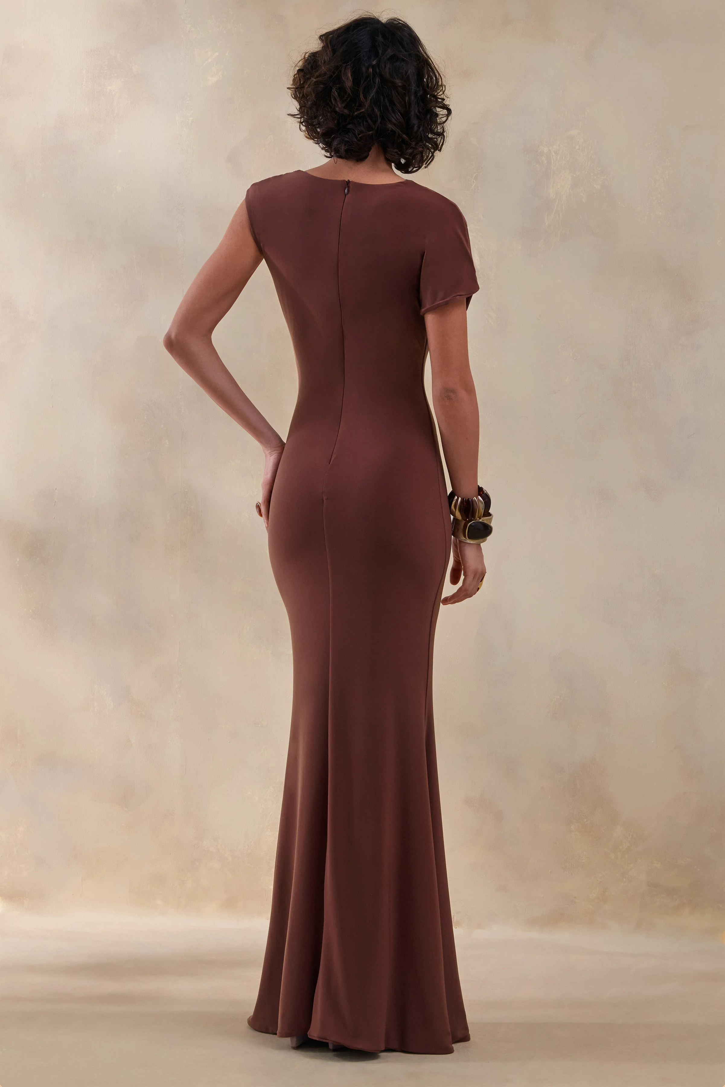Blaire | Robe longue marron à encolure asymétrique avec détail doré - Image 2