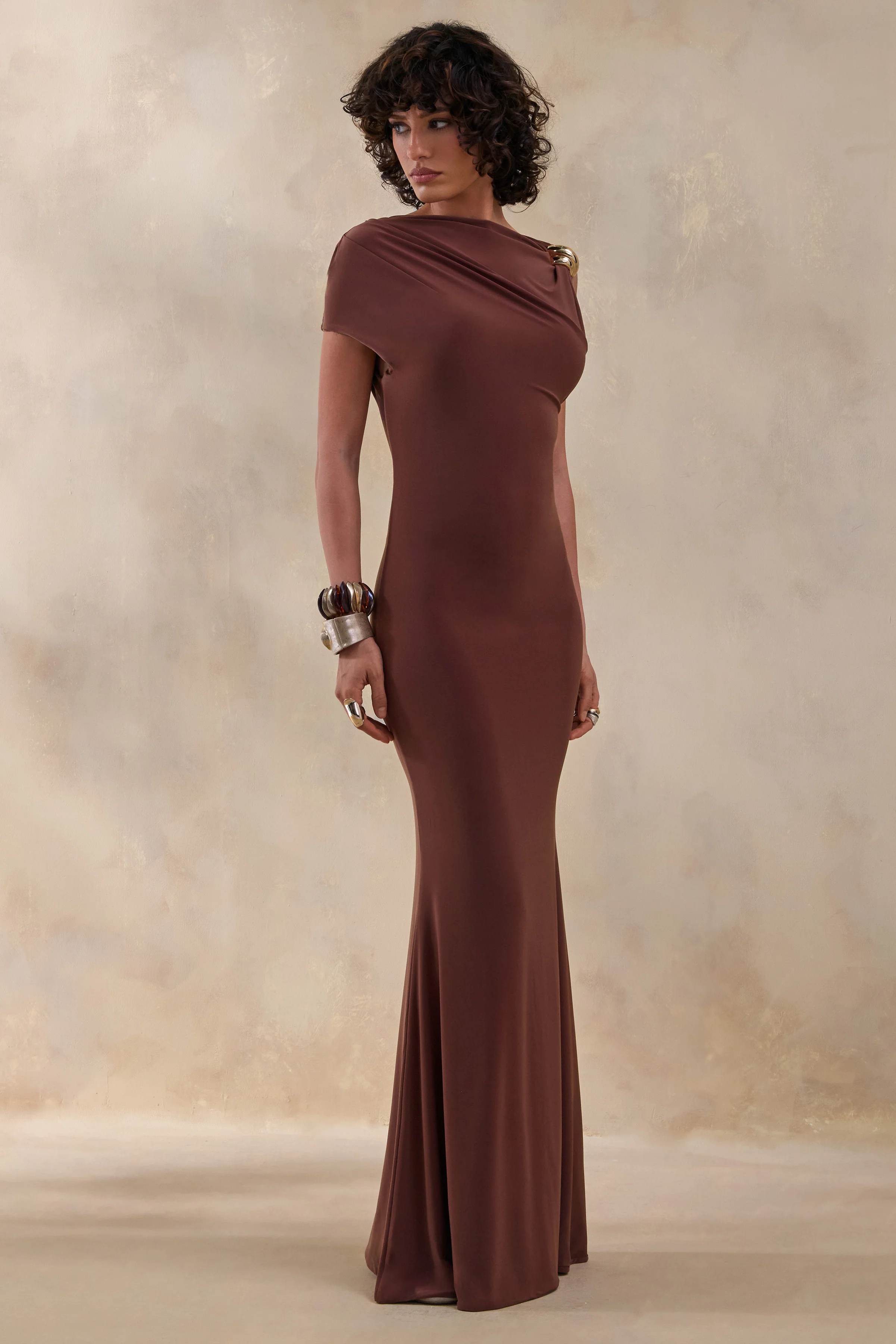 Blaire | Robe longue marron à encolure asymétrique avec détail doré - Image 4