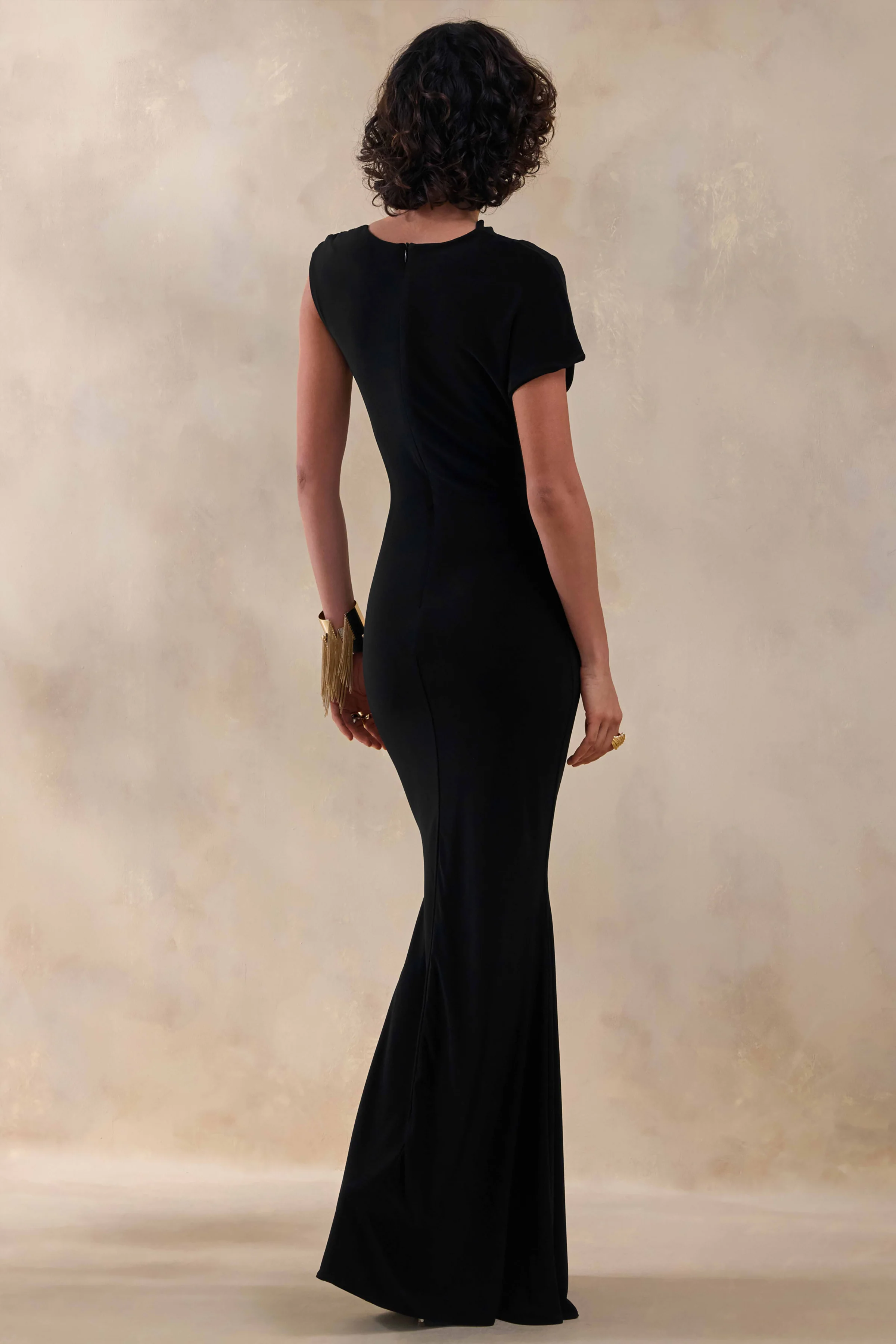 Blaire | Robe longue noire à encolure asymétrique avec détails dorés - Image 2