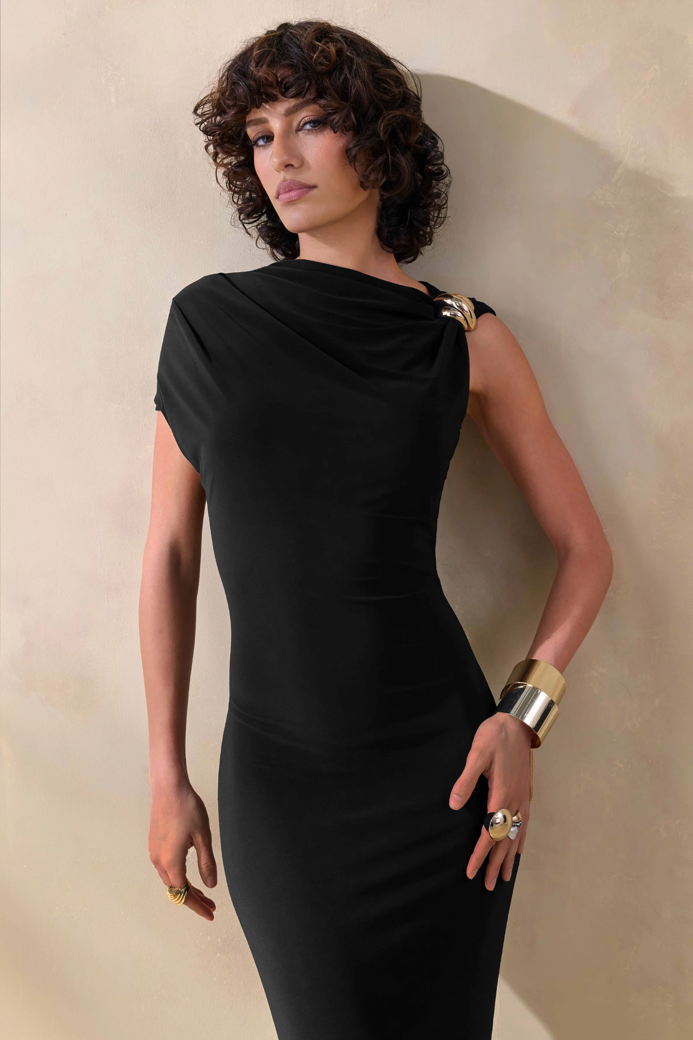 Blaire | Robe longue noire à encolure asymétrique avec détails dorés - Image 3