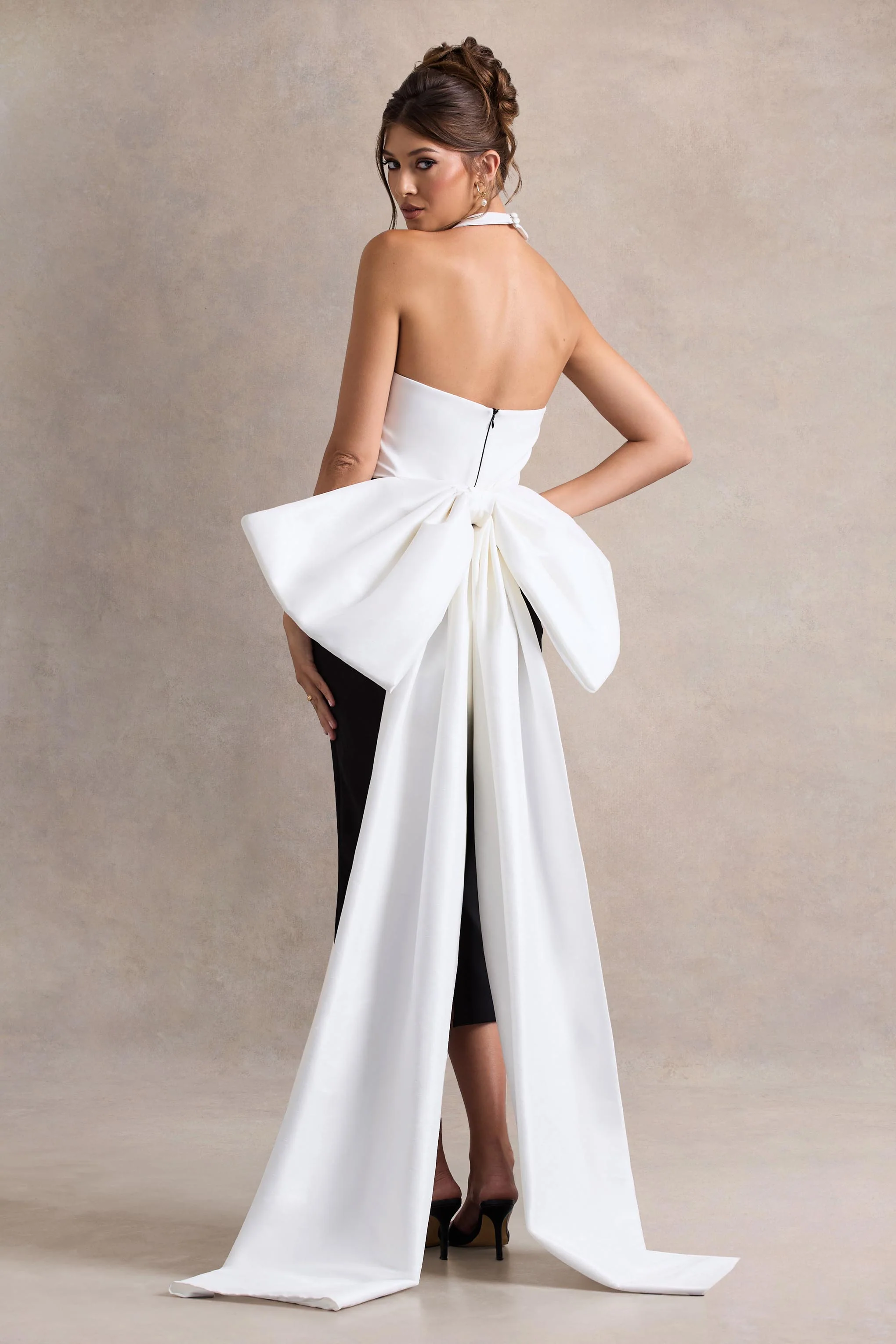 Blanca | Robe mi-longue noire et blanche à col licou, découpée avec un nœud surdimensionné - Image 3