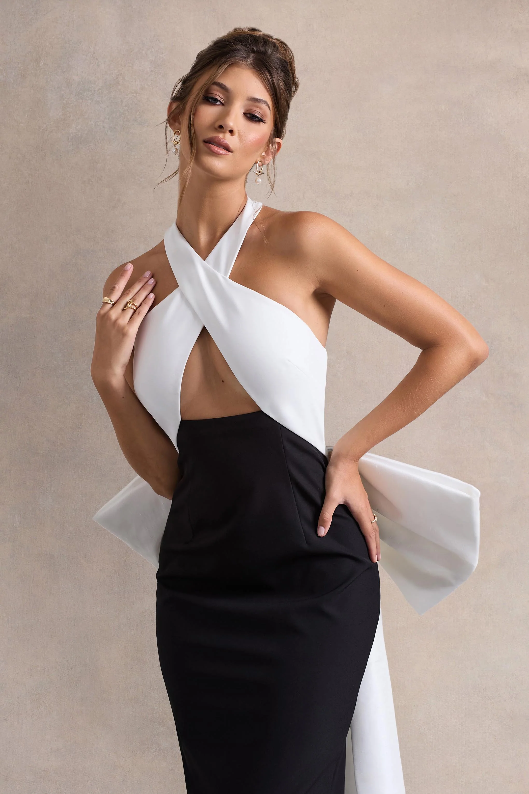 Blanca | Robe mi-longue noire et blanche à col licou, découpée avec un nœud surdimensionné - Image 4