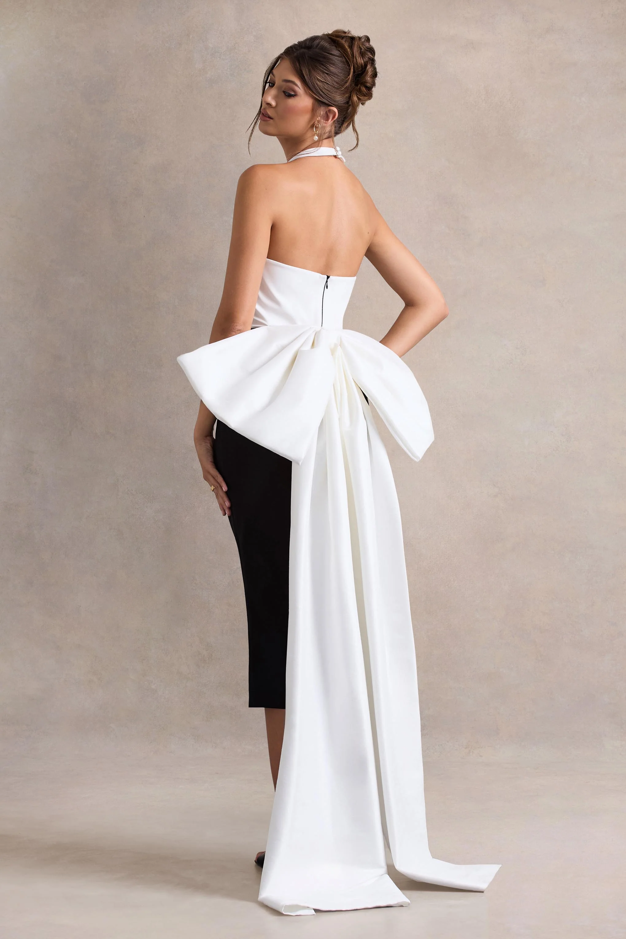 Blanca | Robe mi-longue noire et blanche à col licou, découpée avec un nœud surdimensionné - Image 5