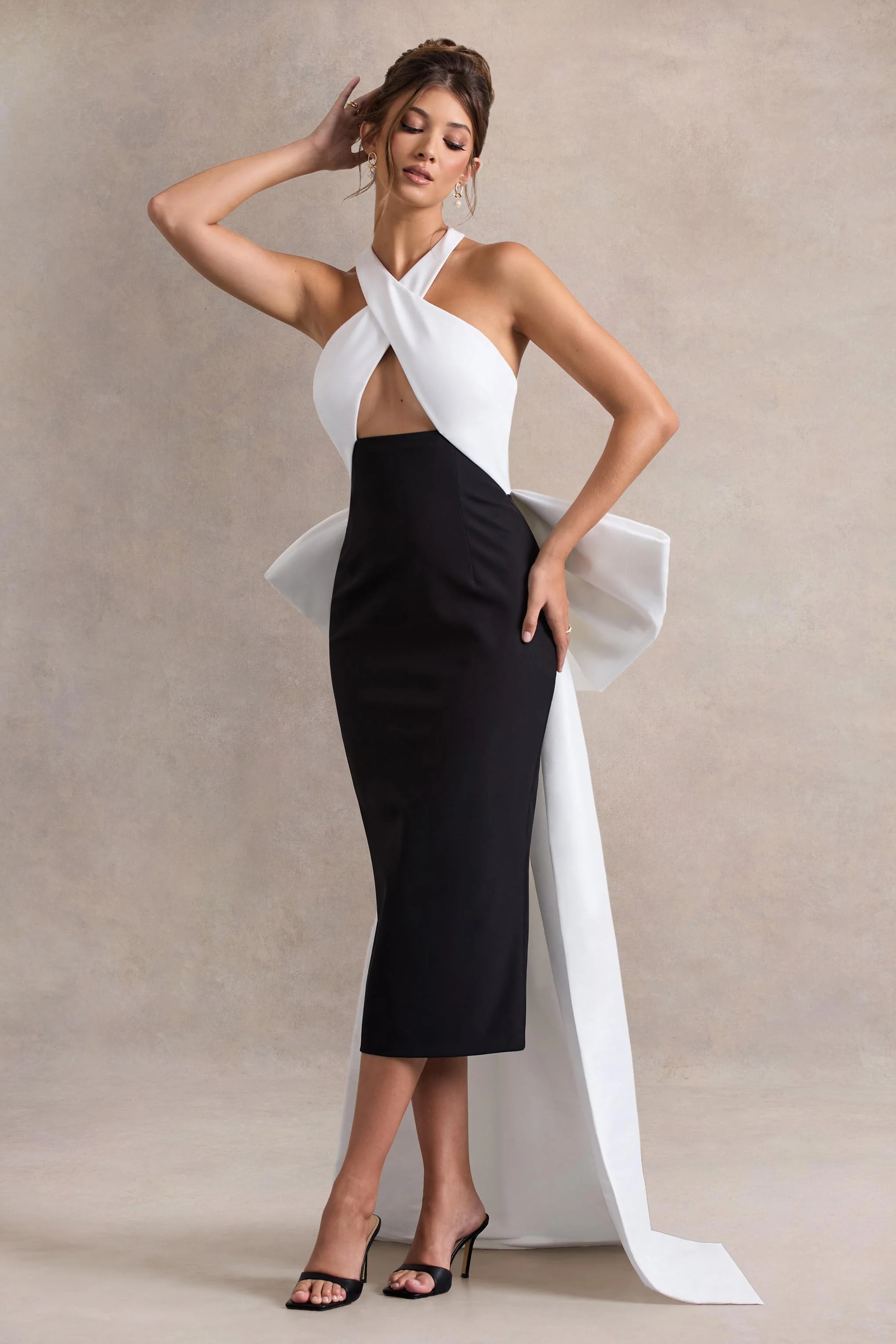 Blanca | Robe mi-longue noire et blanche à col licou, découpée avec un nœud surdimensionné - Image 6