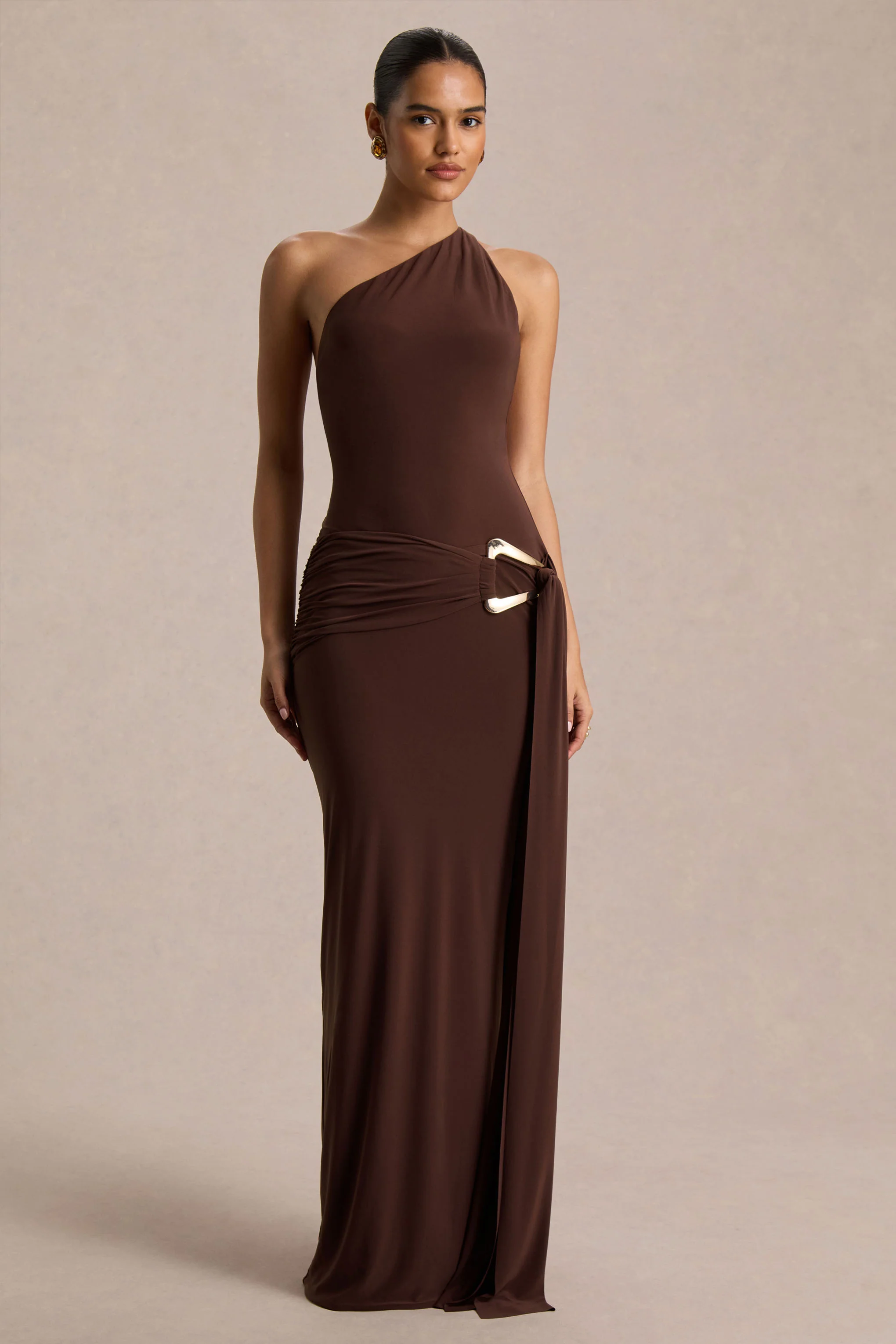 Bonnie | Robe longue brune à encolure asymétrique avec détails froncés - Image 4