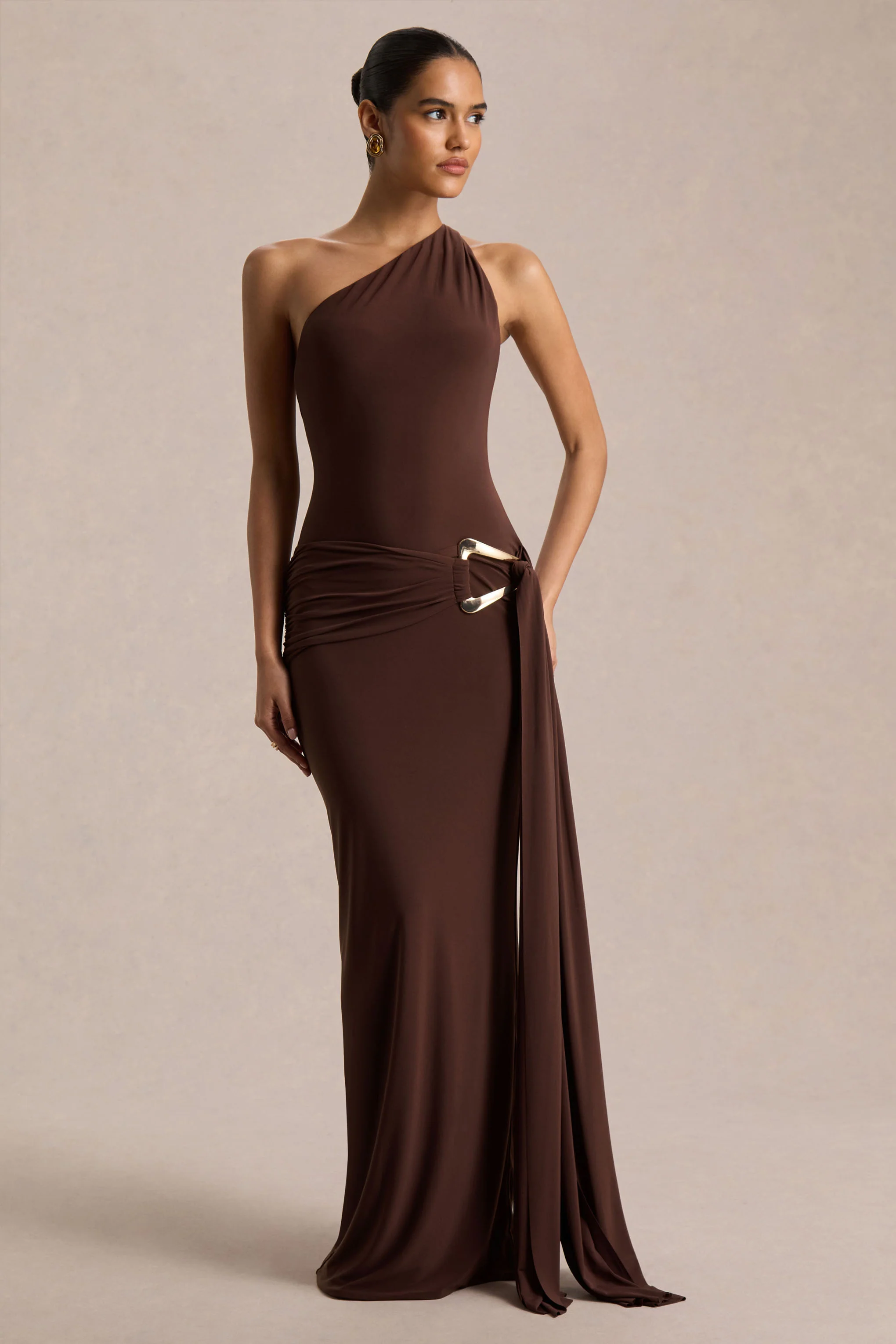 Bonnie | Robe longue brune à encolure asymétrique avec détails froncés - Image 5