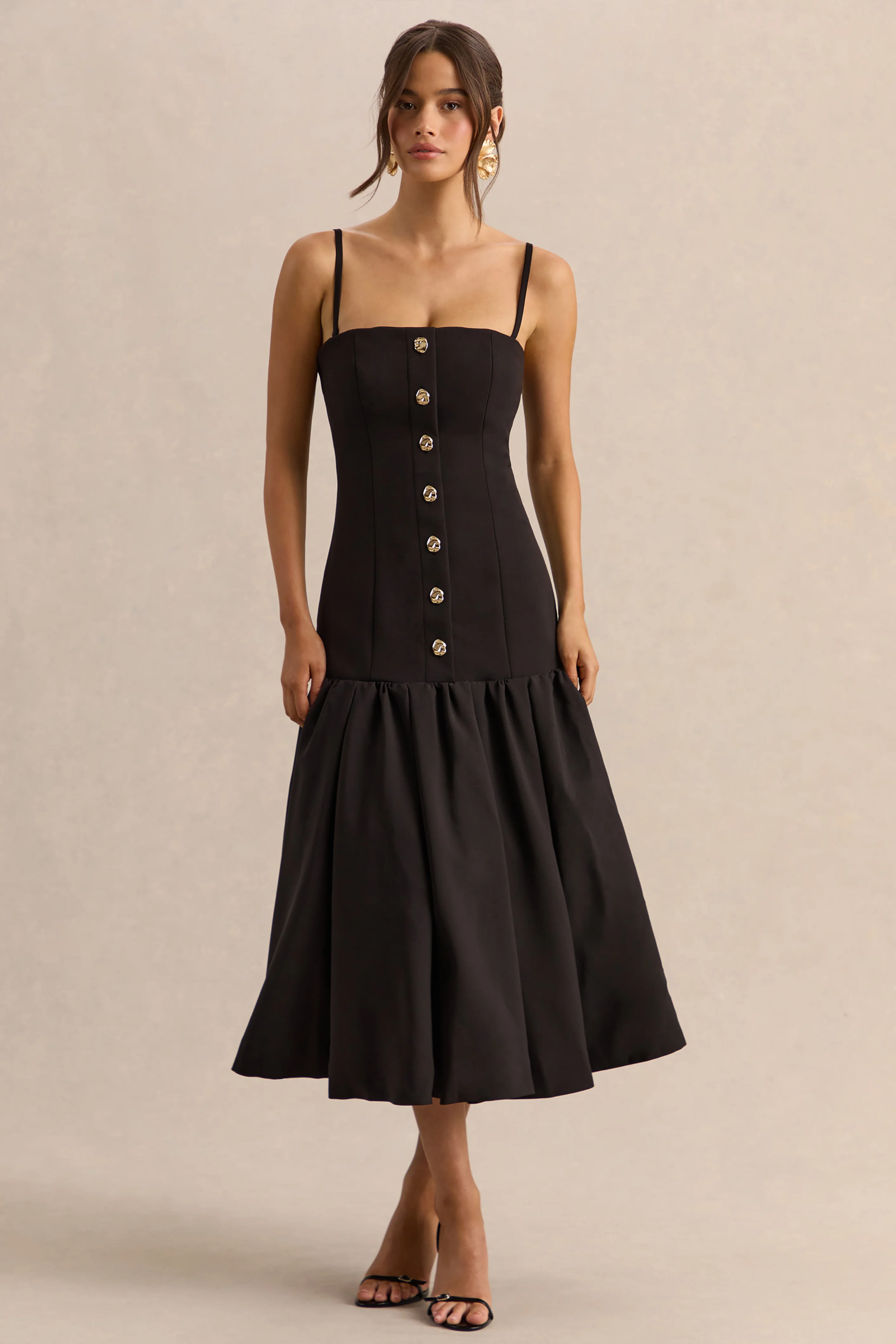 Briella | Robe mi-longue noire à encolure bandeau avec détails de boutons dorés
