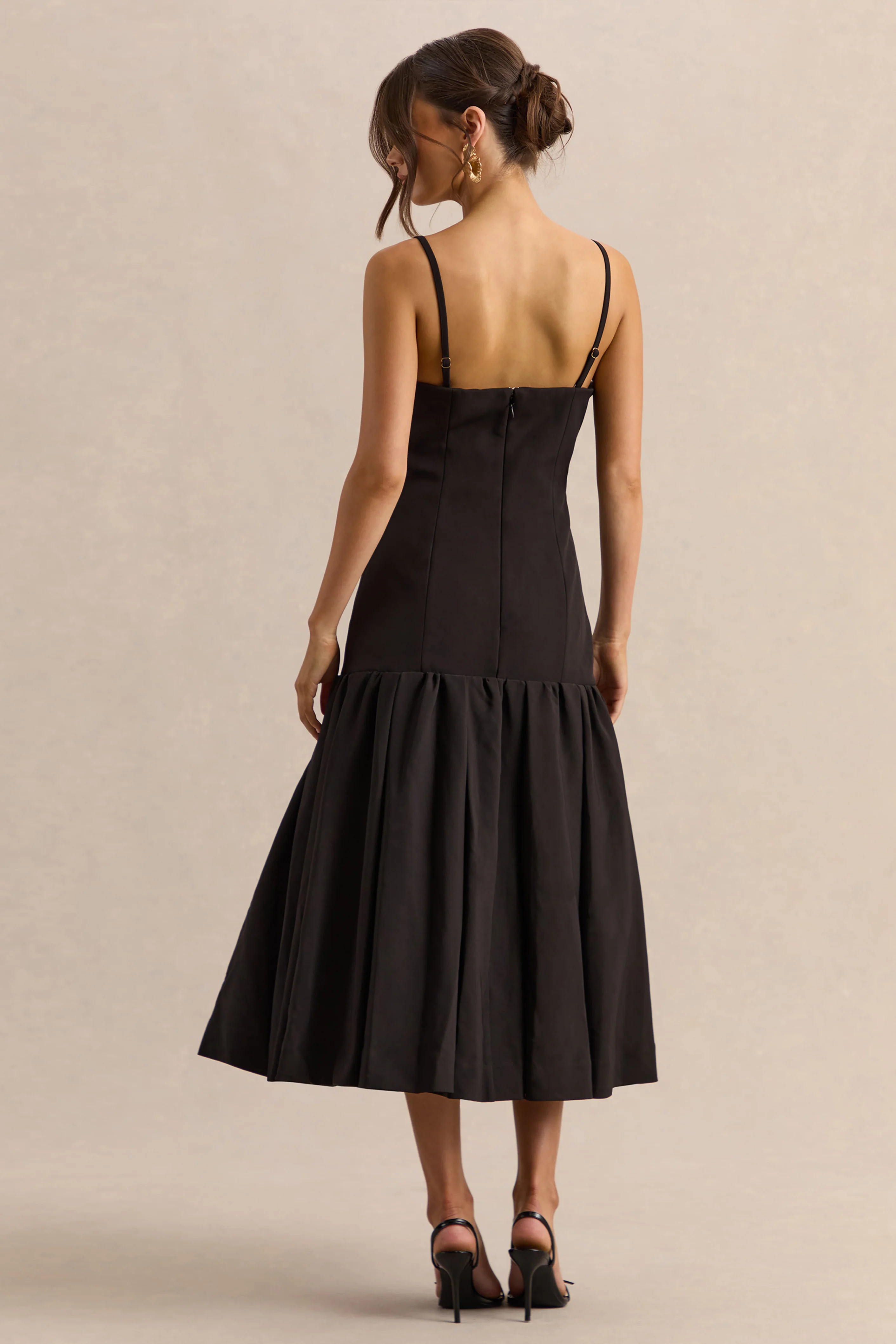 Briella | Robe mi-longue noire à encolure bandeau avec détails de boutons dorés - Image 2