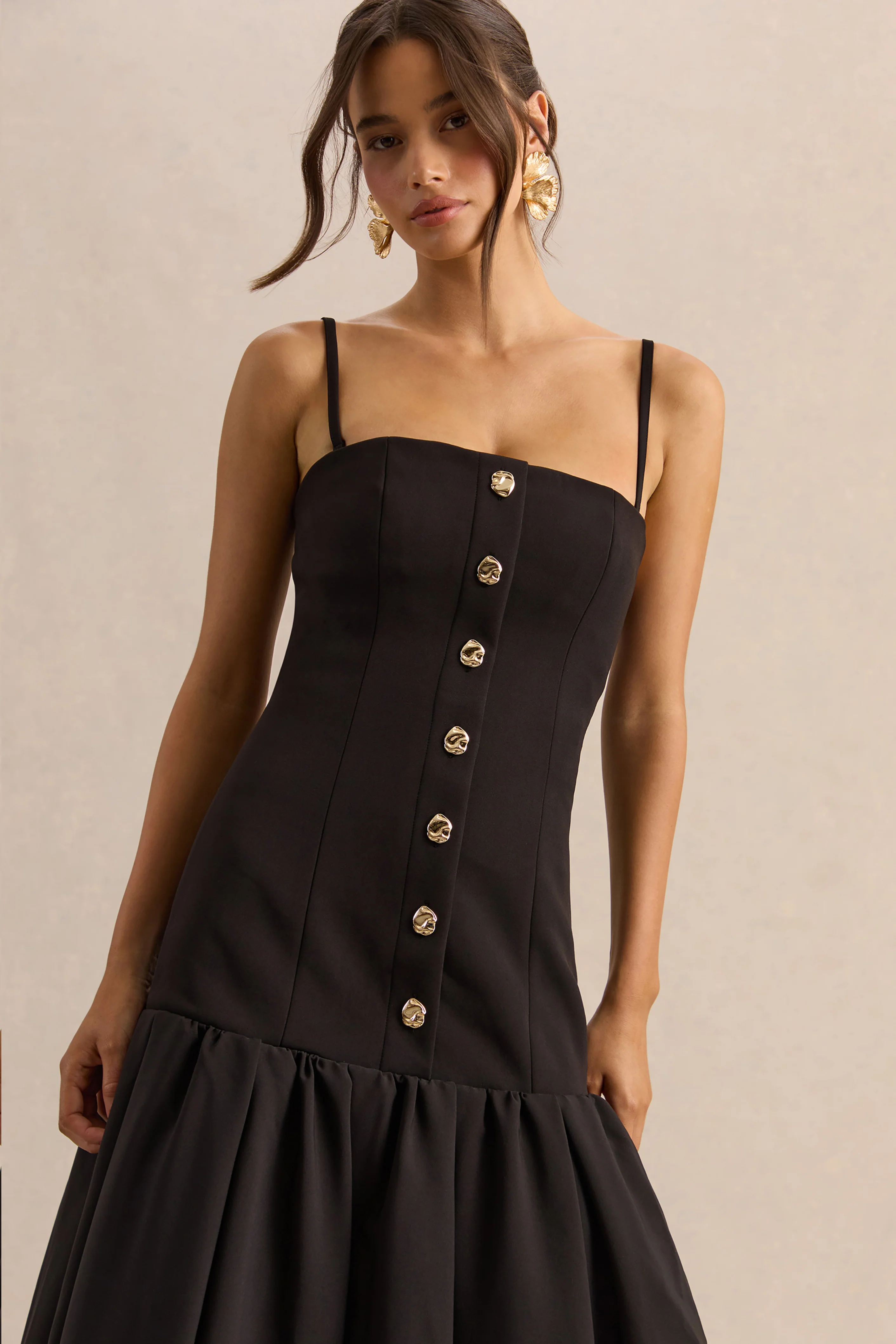 Briella | Robe mi-longue noire à encolure bandeau avec détails de boutons dorés - Image 3