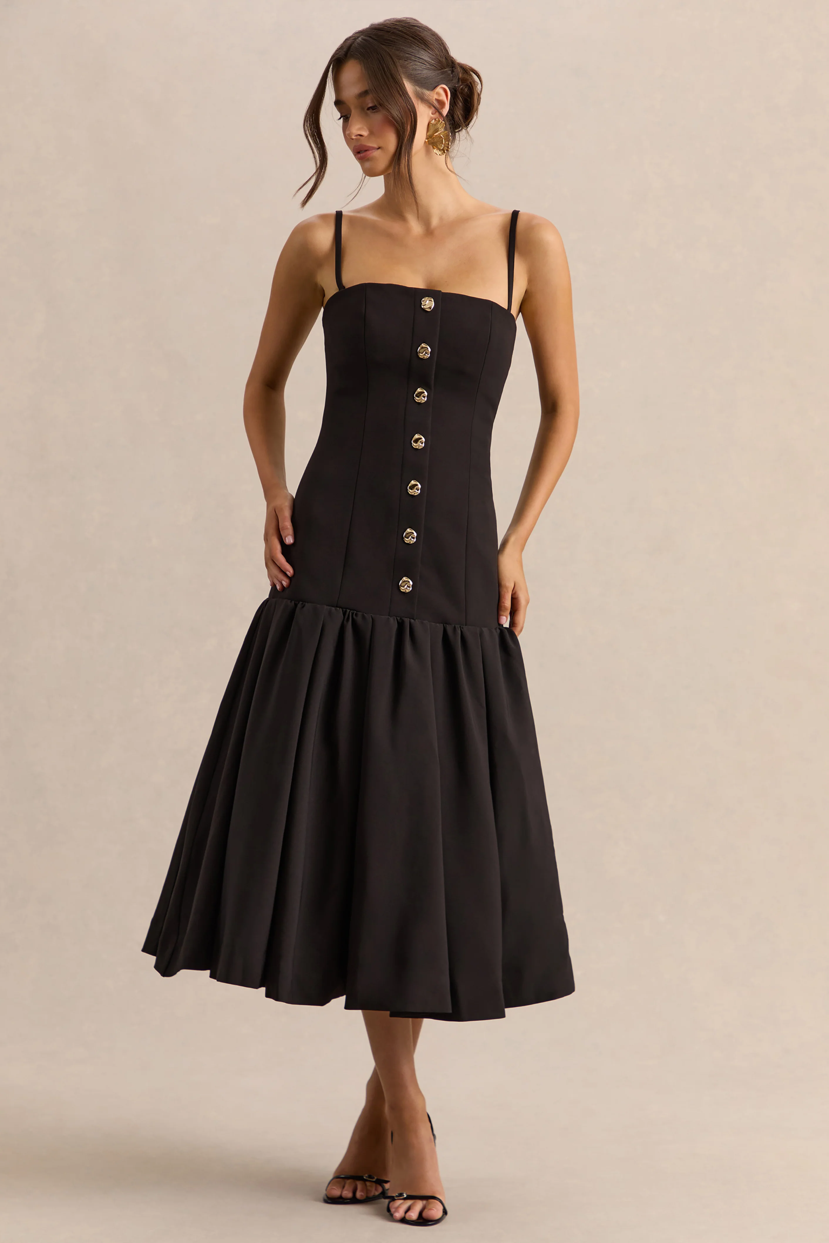 Briella | Robe mi-longue noire à encolure bandeau avec détails de boutons dorés - Image 4