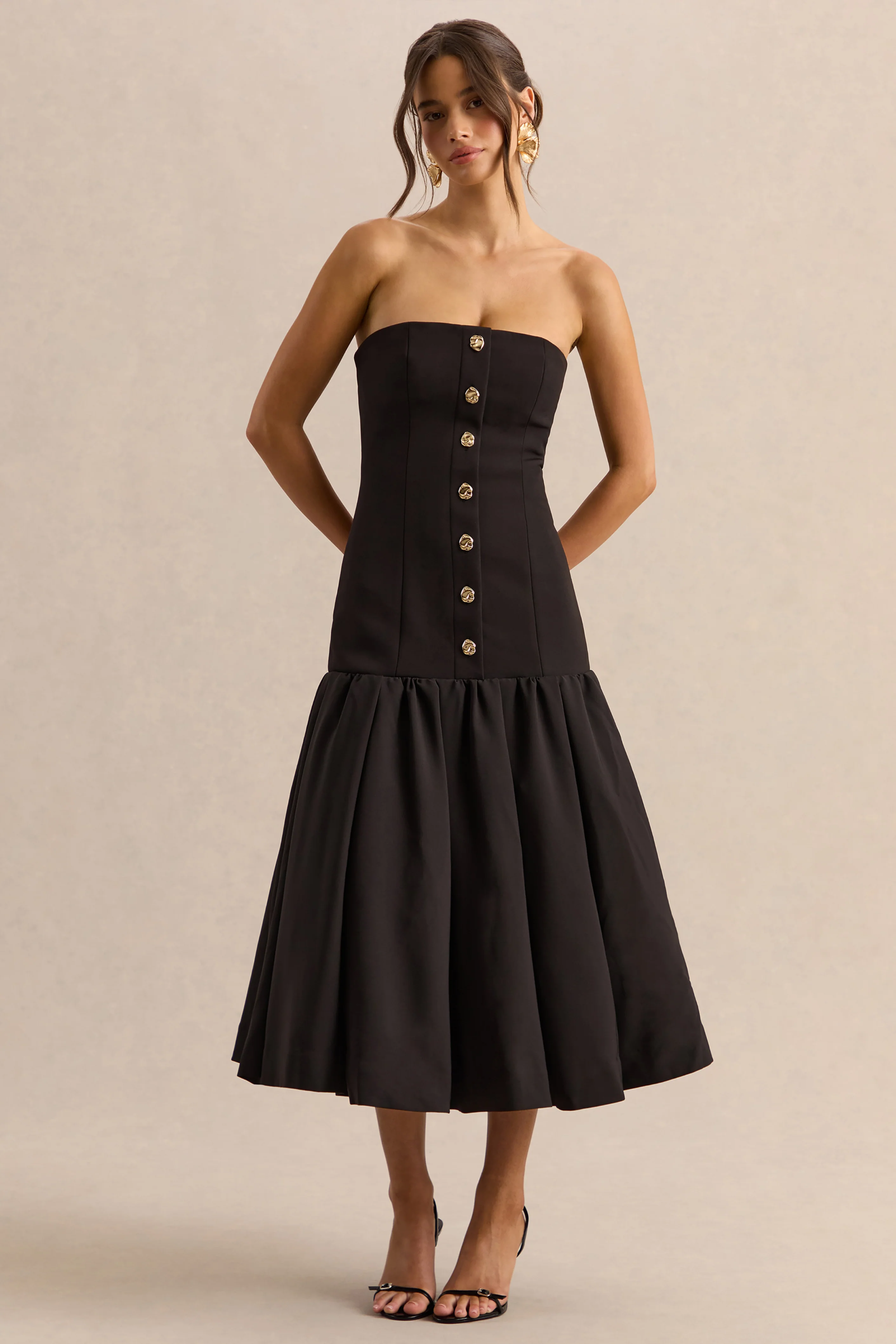 Briella | Robe mi-longue noire à encolure bandeau avec détails de boutons dorés - Image 5