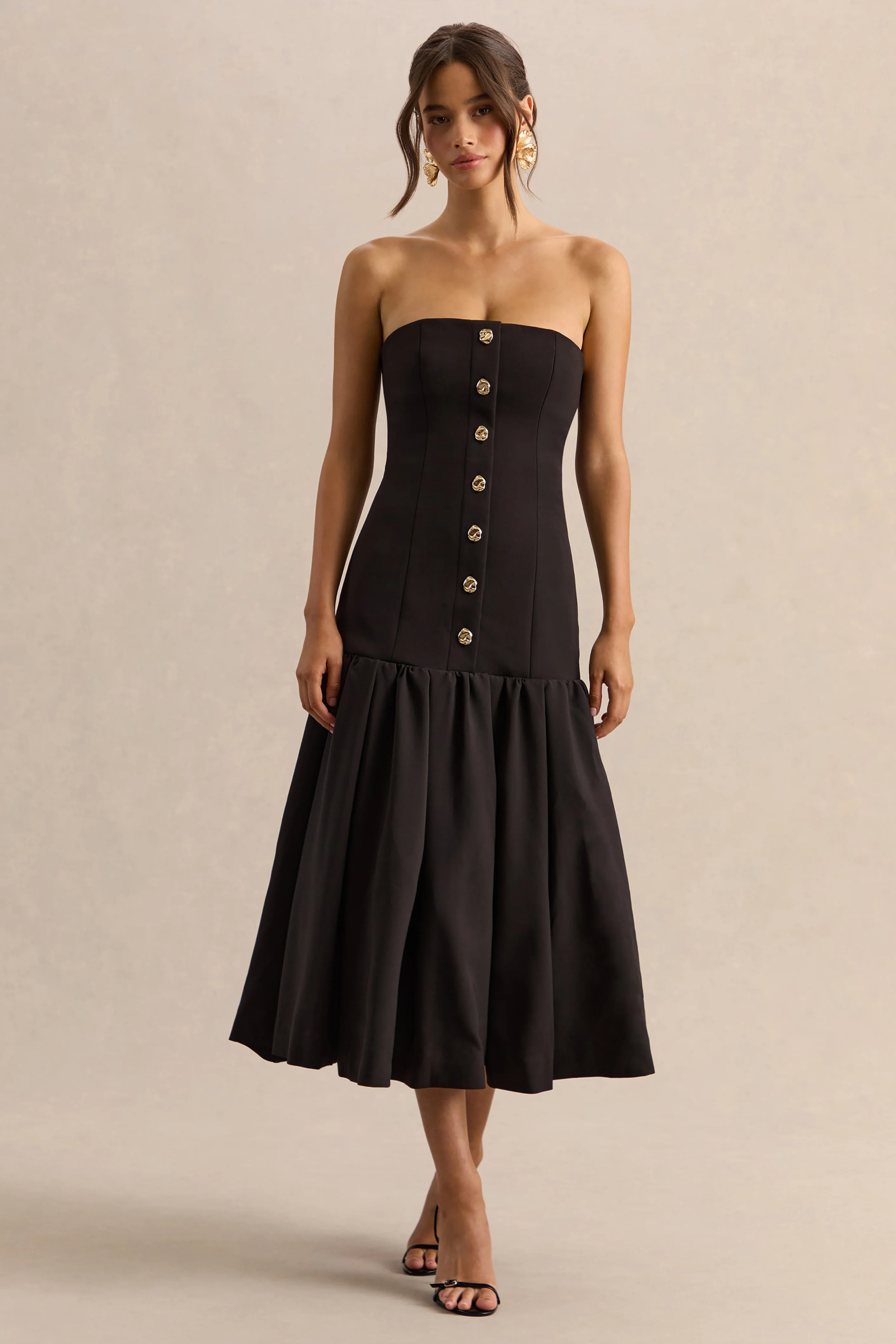 Briella | Robe mi-longue noire à encolure bandeau avec détails de boutons dorés - Image 6
