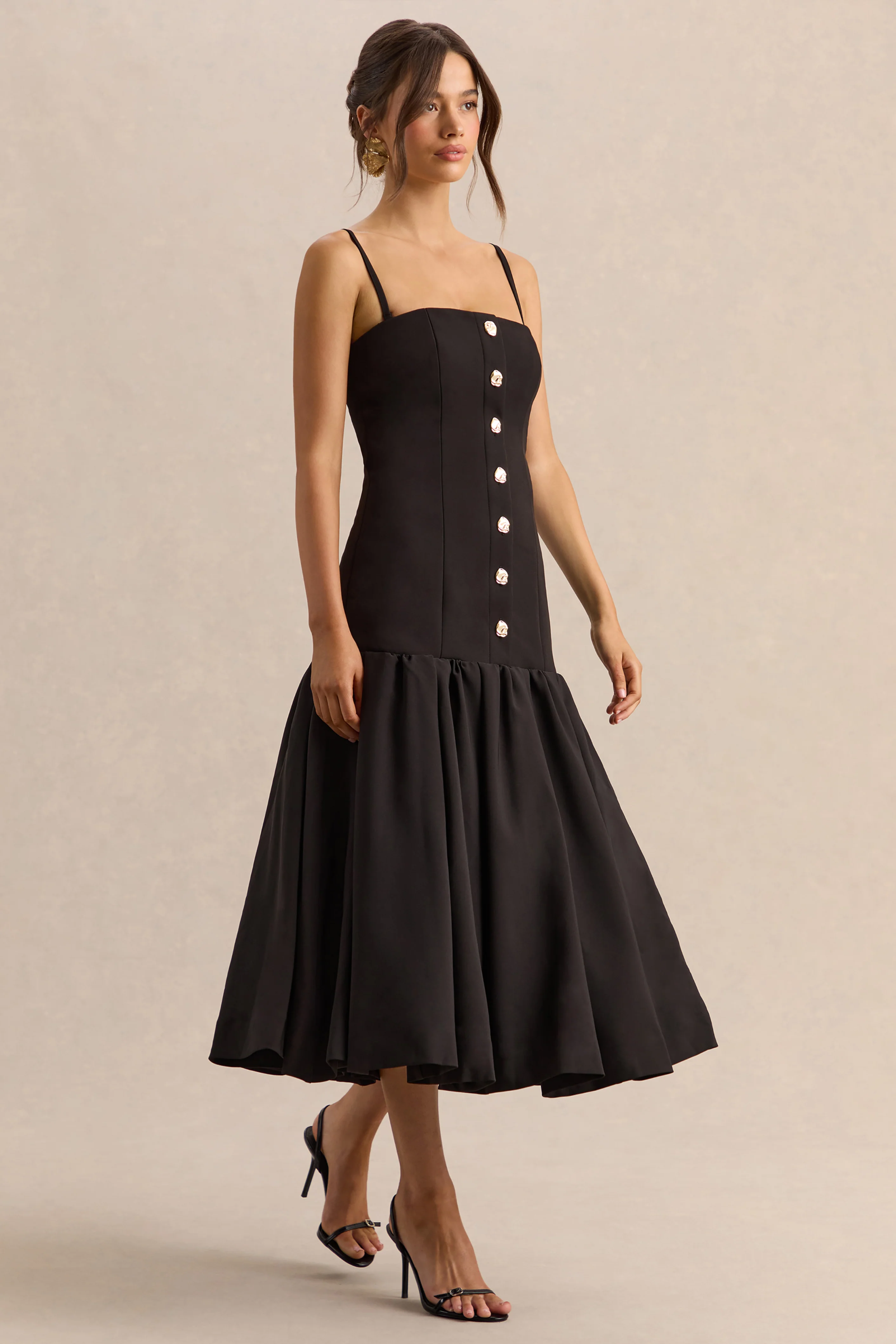 Briella | Robe mi-longue noire à encolure bandeau avec détails de boutons dorés - Image 7