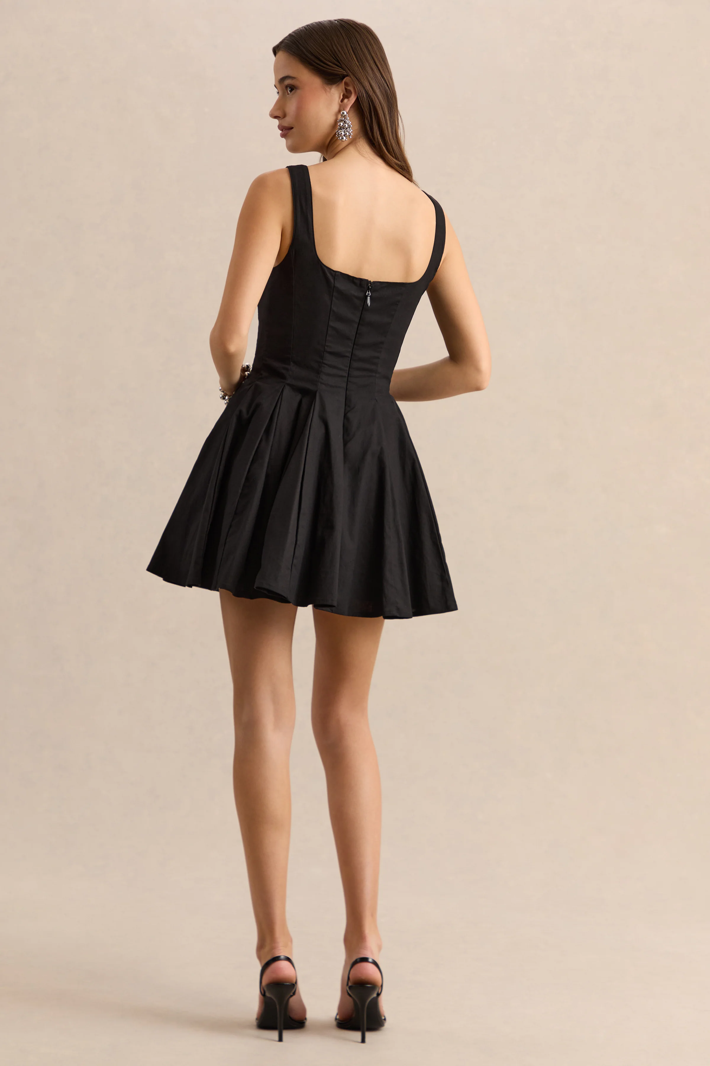 Brioria | Mini-robe patineuse noire à encolure carrée - Image 2