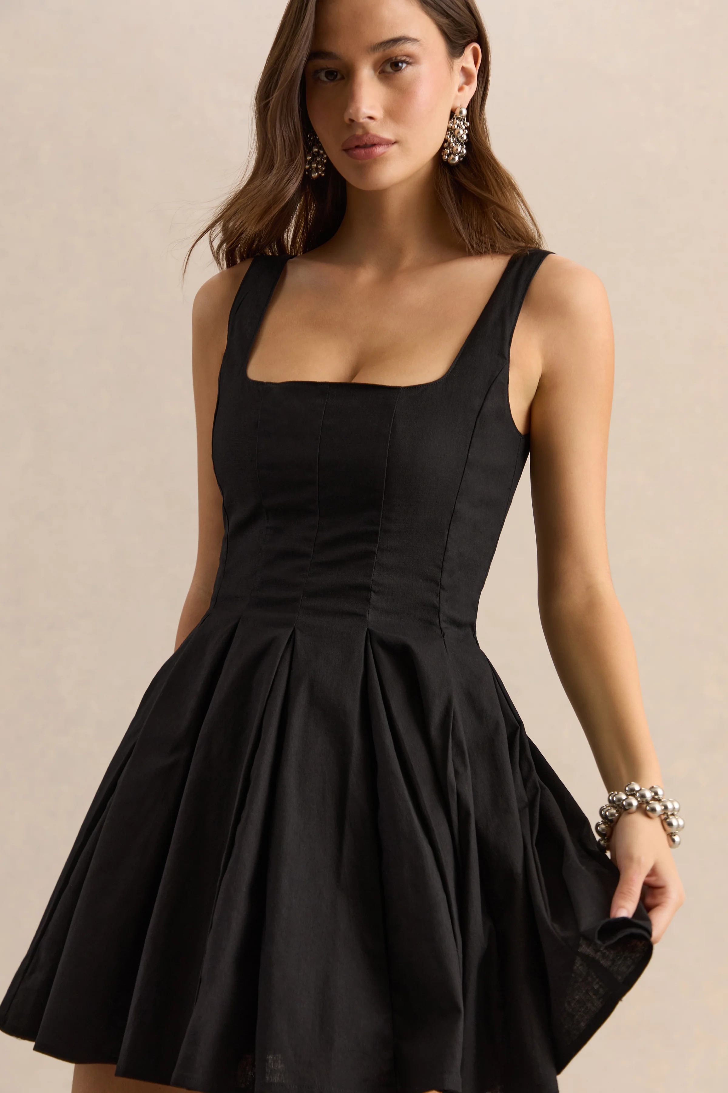 Brioria | Mini-robe patineuse noire à encolure carrée - Image 6