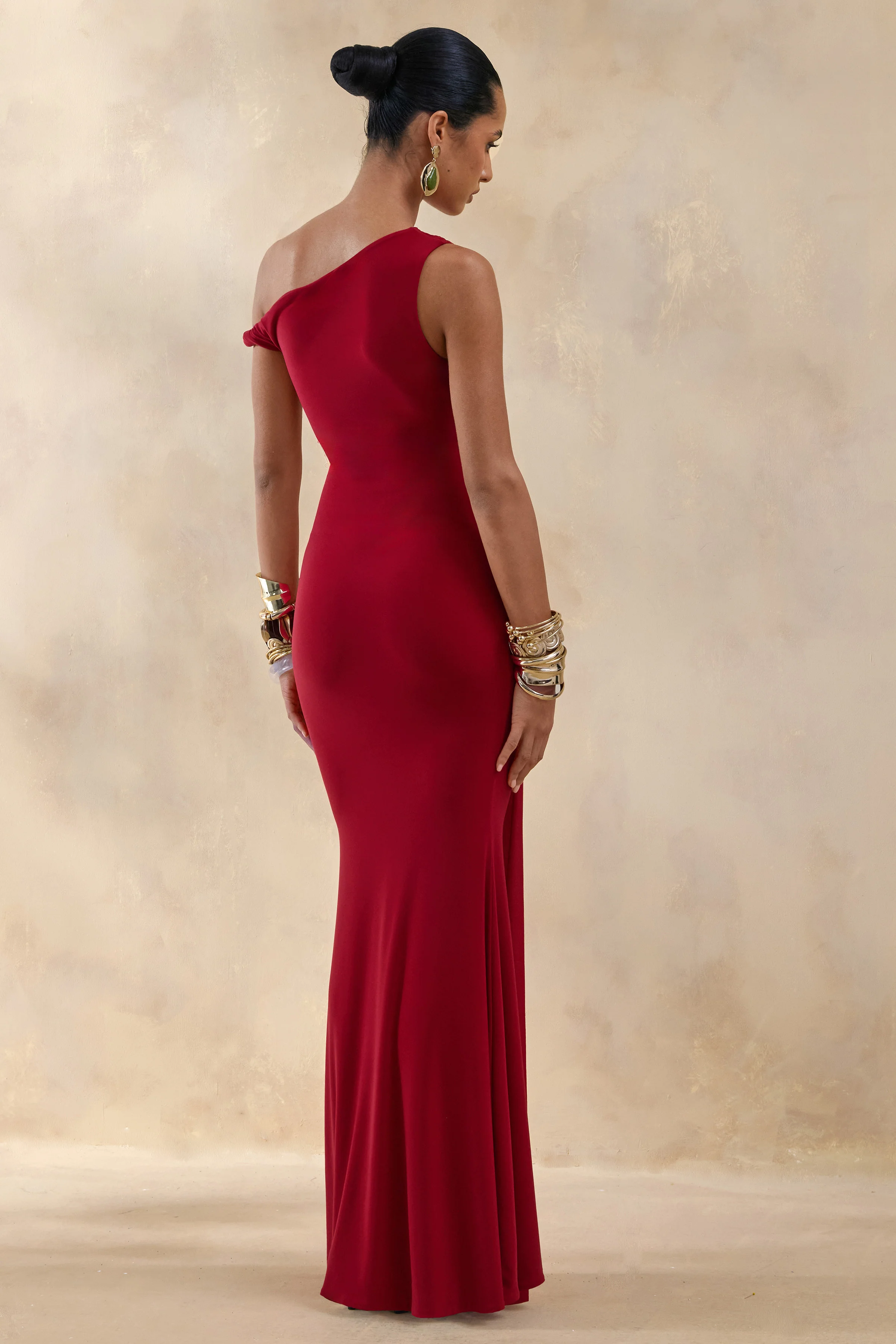 Caelia | Robe longue rouge à encolure asymétrique avec détails dorés et écharpe - Image 2