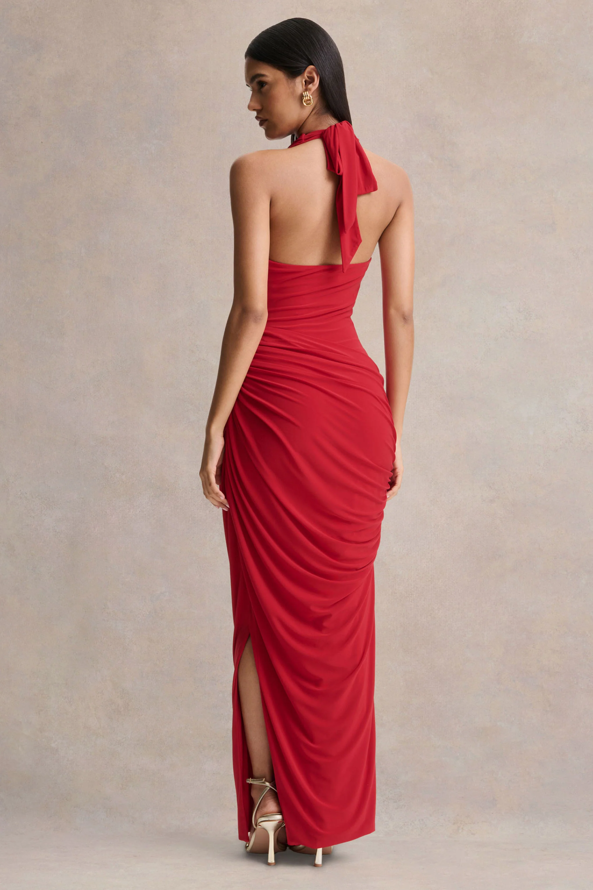 Cairo | Robe longue rouge à encolure bénitier avec détails froncés - Image 2