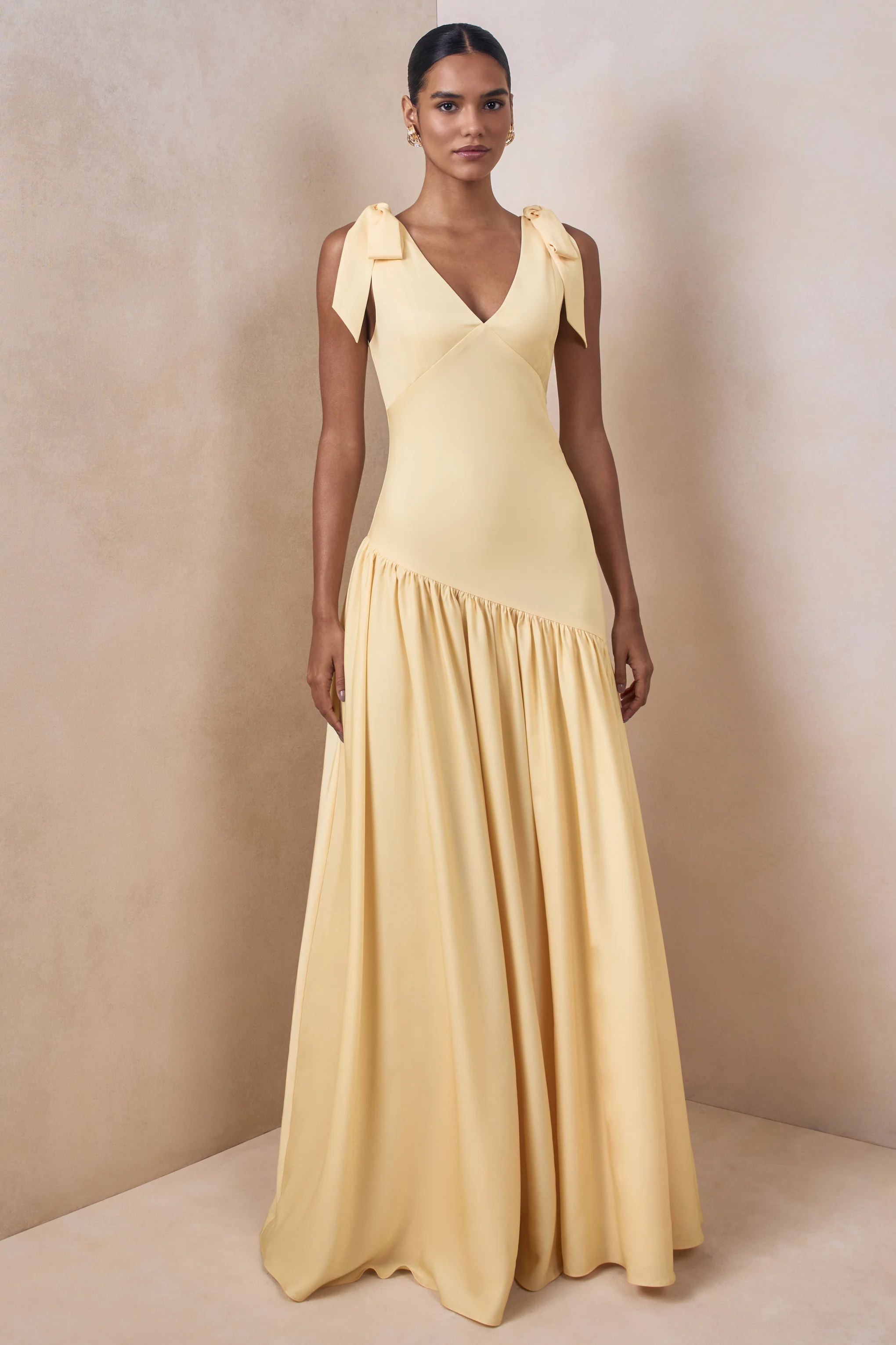 Cala | Robe longue en satin mat citron à encolure plongeante avec manches à nœuds