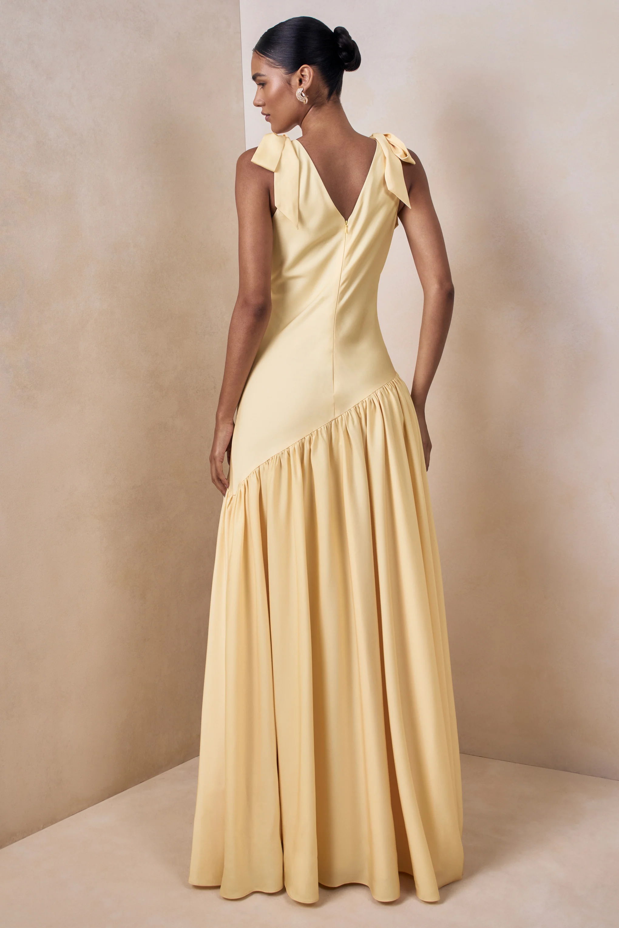 Cala | Robe longue en satin mat citron à encolure plongeante avec manches à nœuds - Image 2