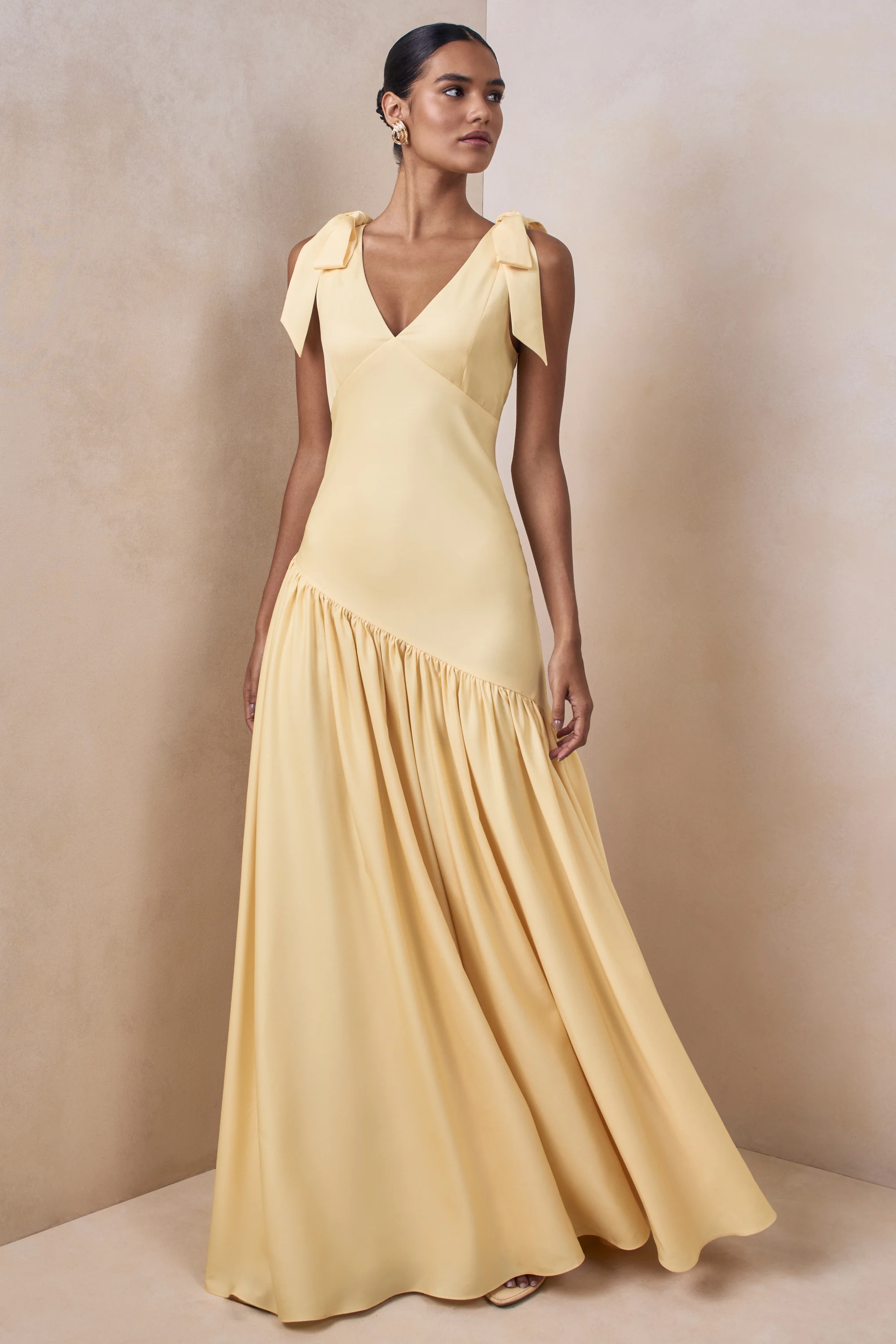 Cala | Robe longue en satin mat citron à encolure plongeante avec manches à nœuds - Image 4