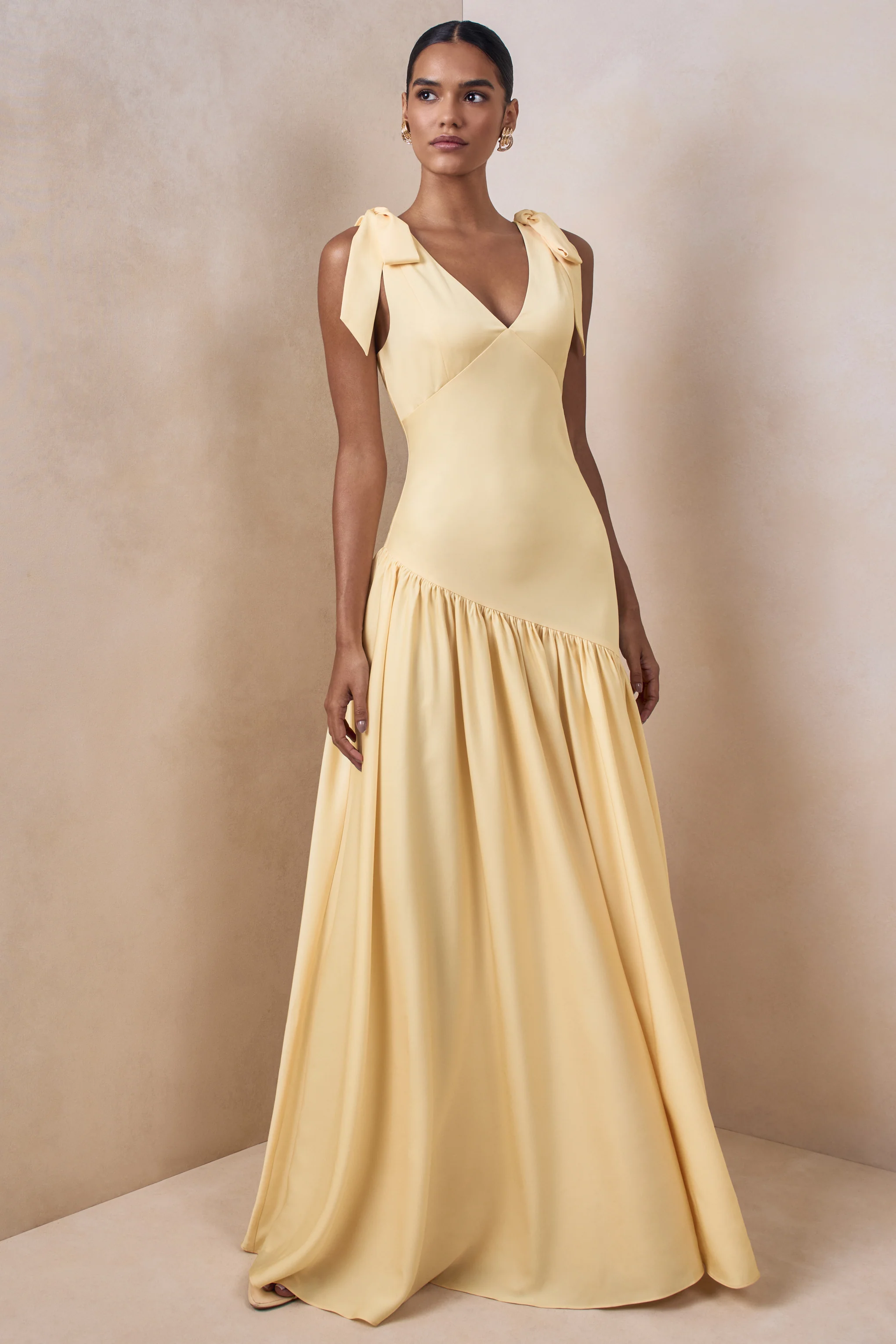 Cala | Robe longue en satin mat citron à encolure plongeante avec manches à nœuds - Image 5