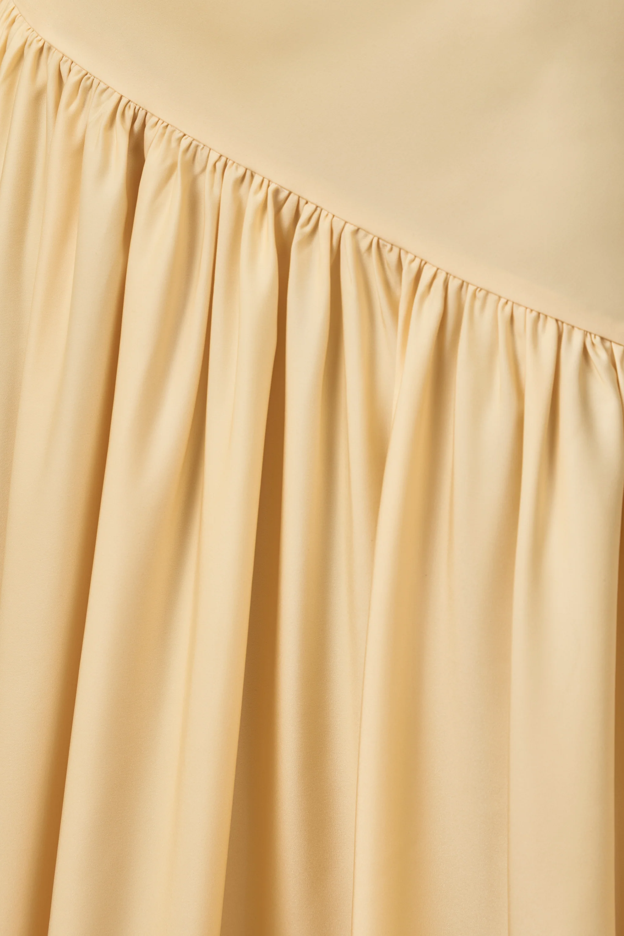 Cala | Robe longue en satin mat citron à encolure plongeante avec manches à nœuds - Image 7