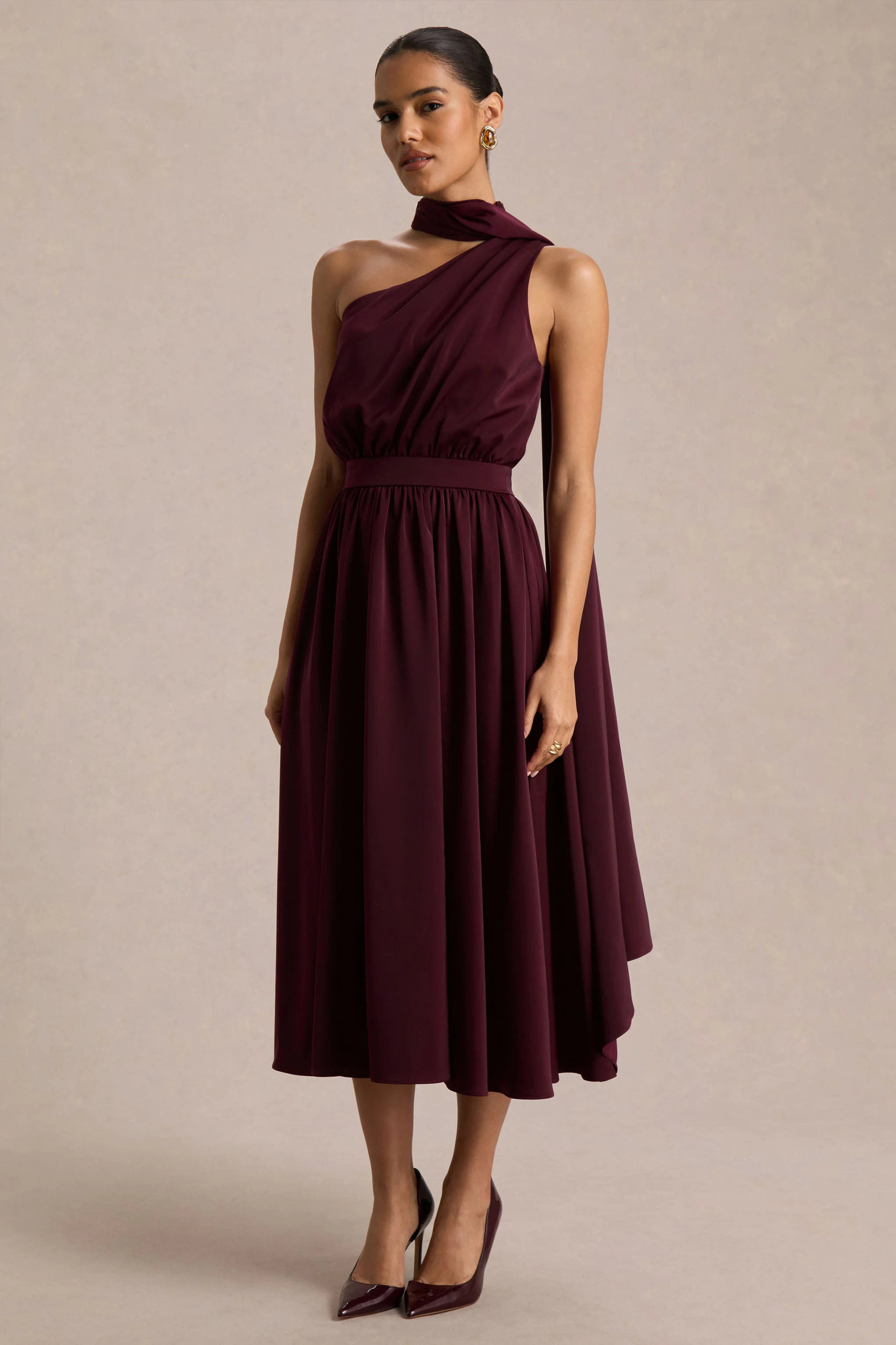 Caluna | Robe mi-longue en satin bordeaux à encolure asymétrique avec détail foulard