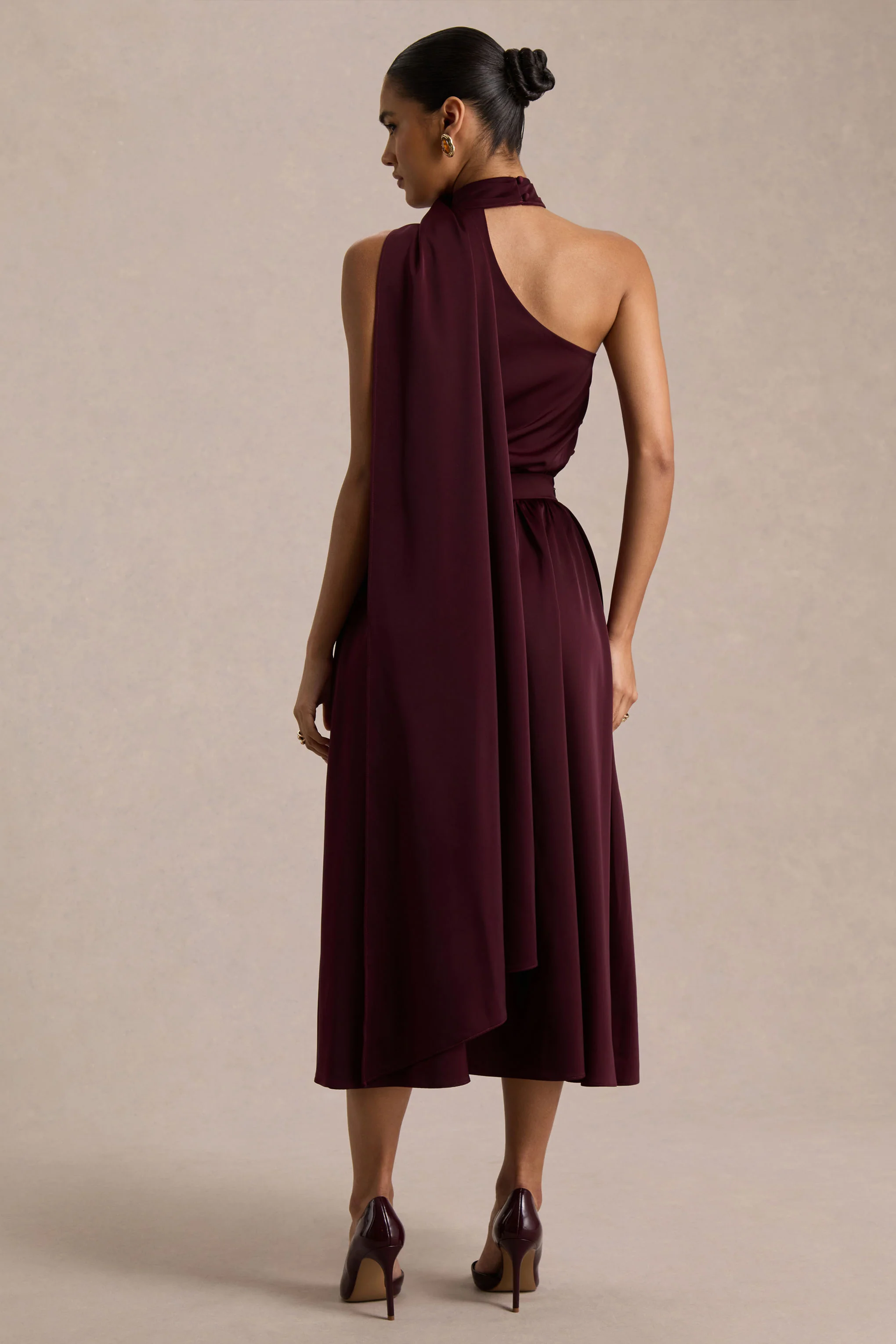 Caluna | Robe mi-longue en satin bordeaux à encolure asymétrique avec détail foulard - Image 2