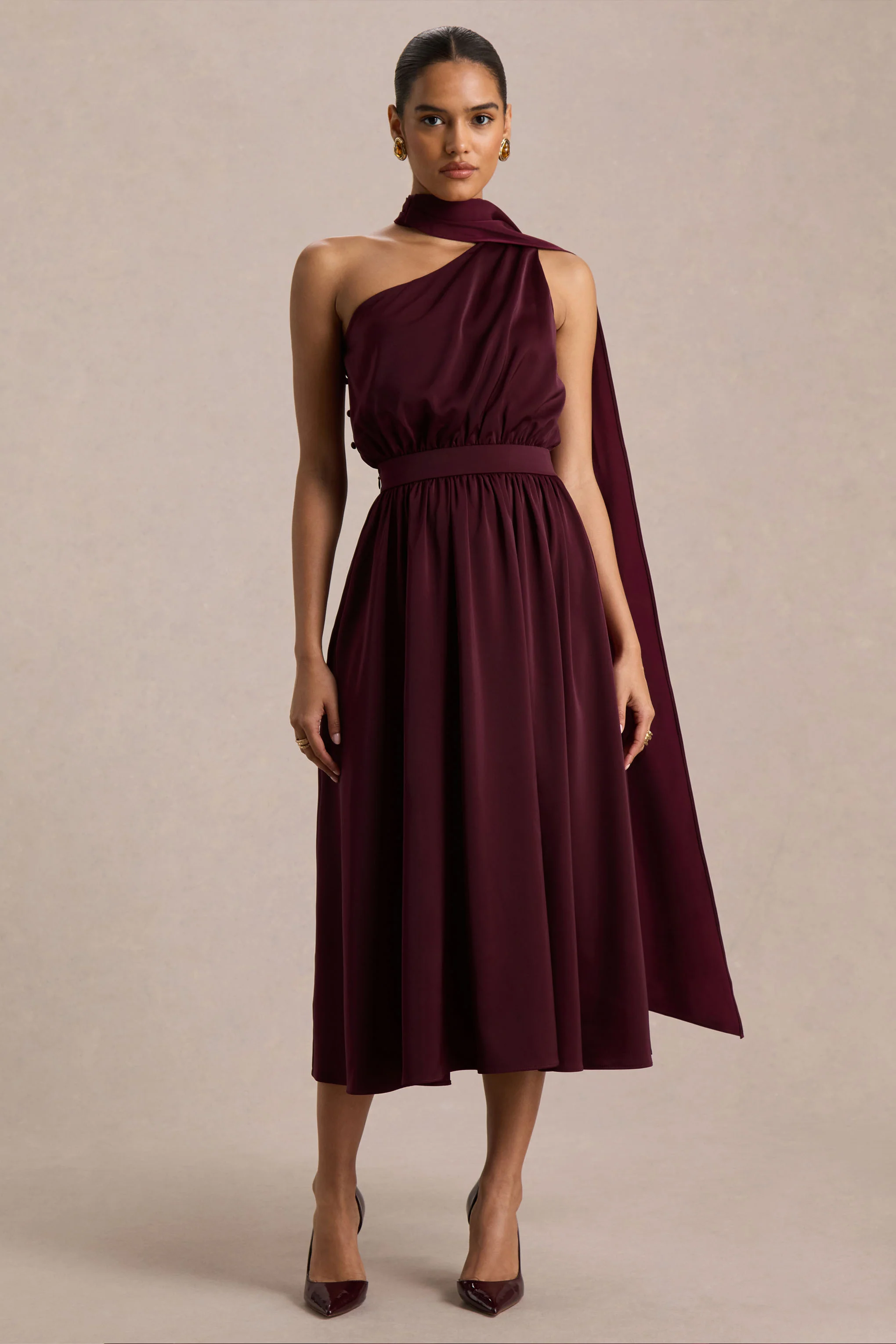 Caluna | Robe mi-longue en satin bordeaux à encolure asymétrique avec détail foulard - Image 3