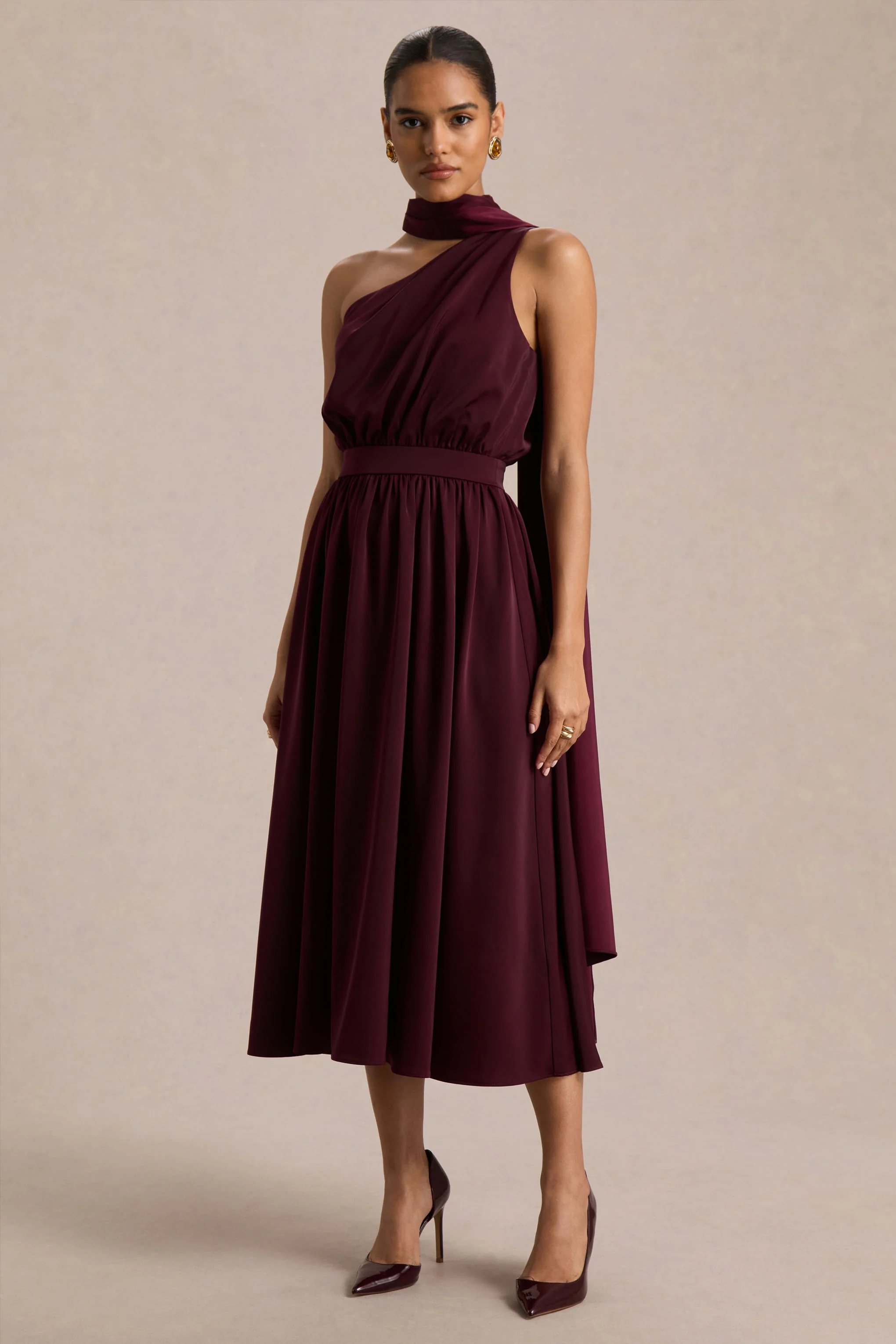Caluna | Robe mi-longue en satin bordeaux à encolure asymétrique avec détail foulard - Image 4
