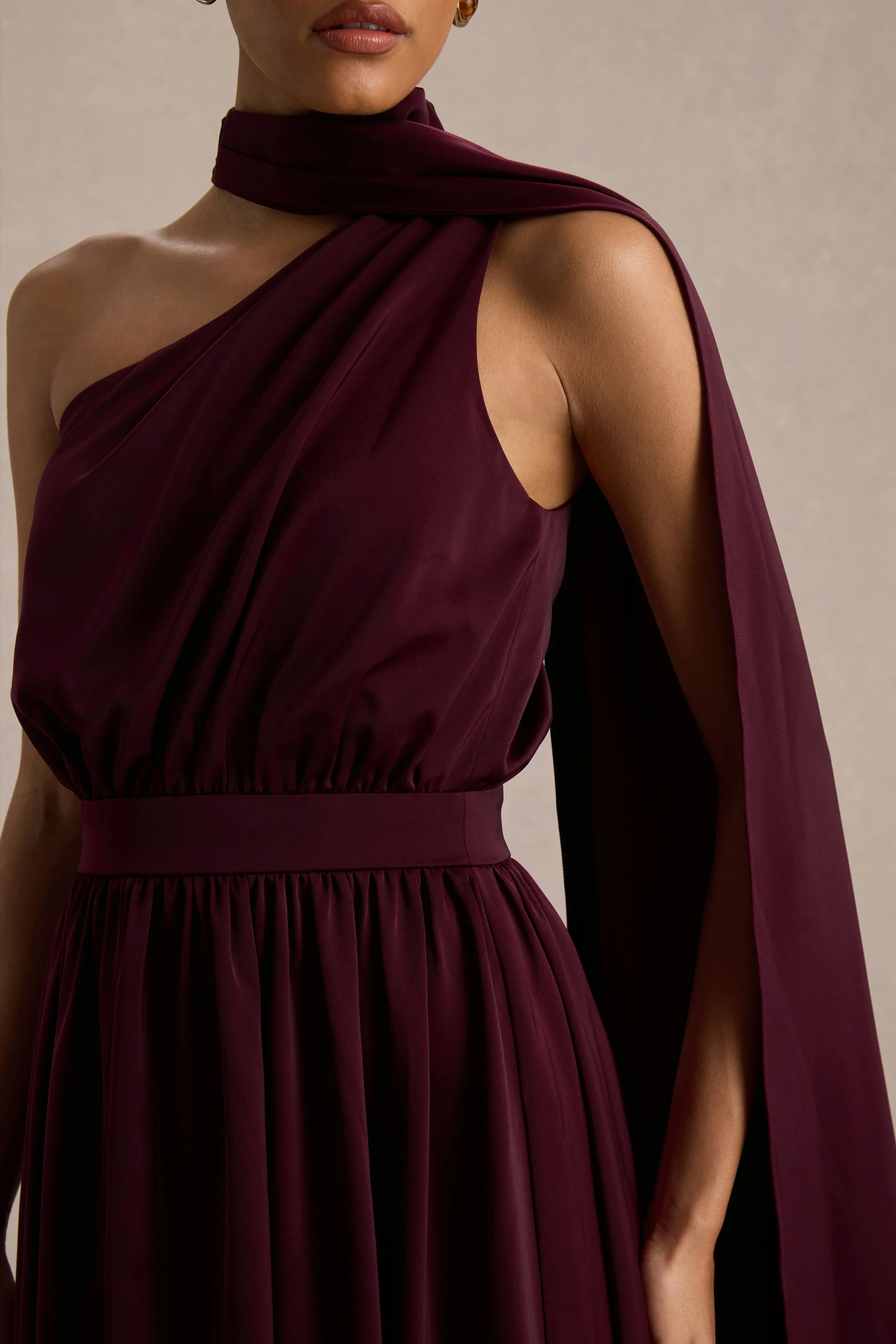 Caluna | Robe mi-longue en satin bordeaux à encolure asymétrique avec détail foulard - Image 5