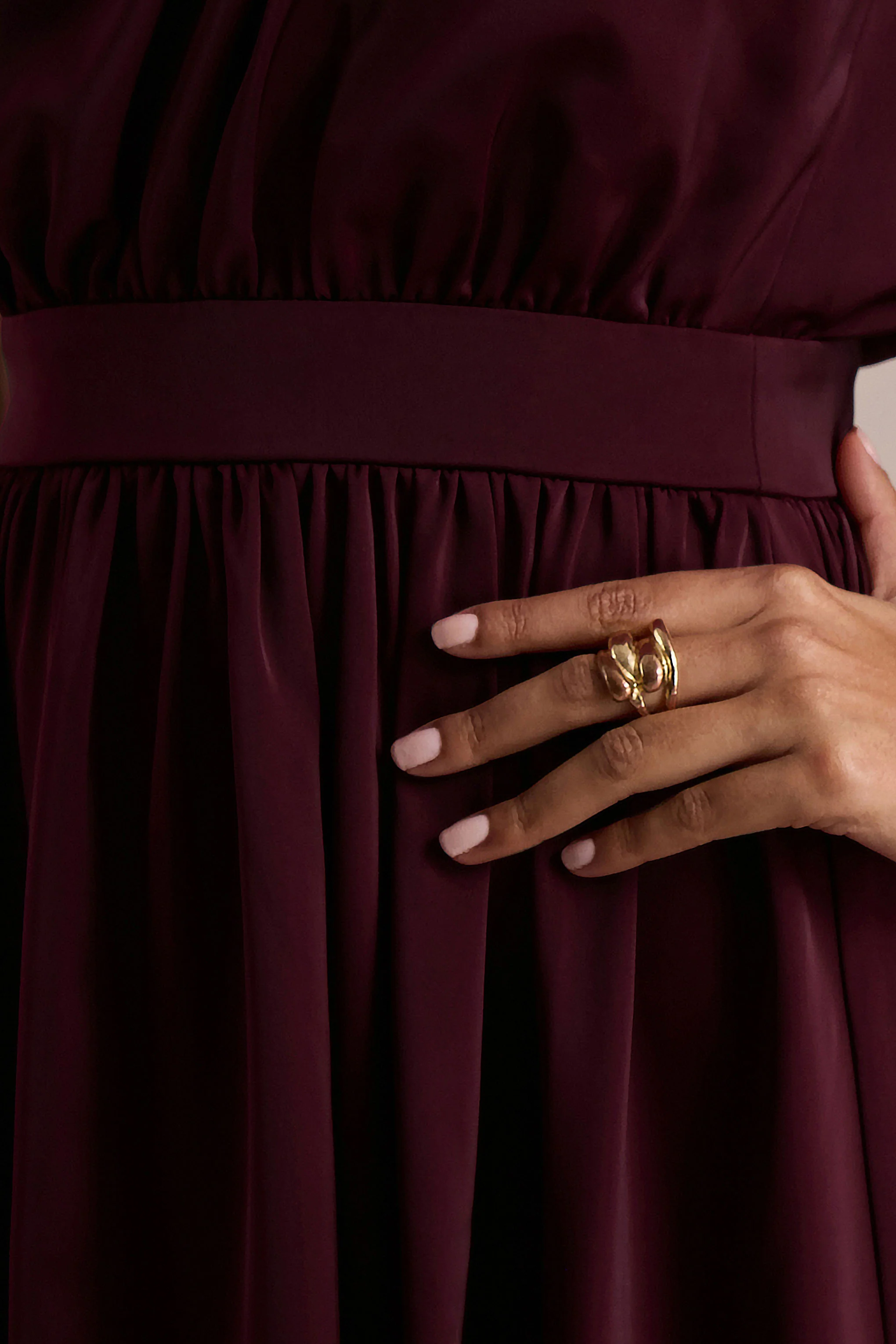 Caluna | Robe mi-longue en satin bordeaux à encolure asymétrique avec détail foulard - Image 6