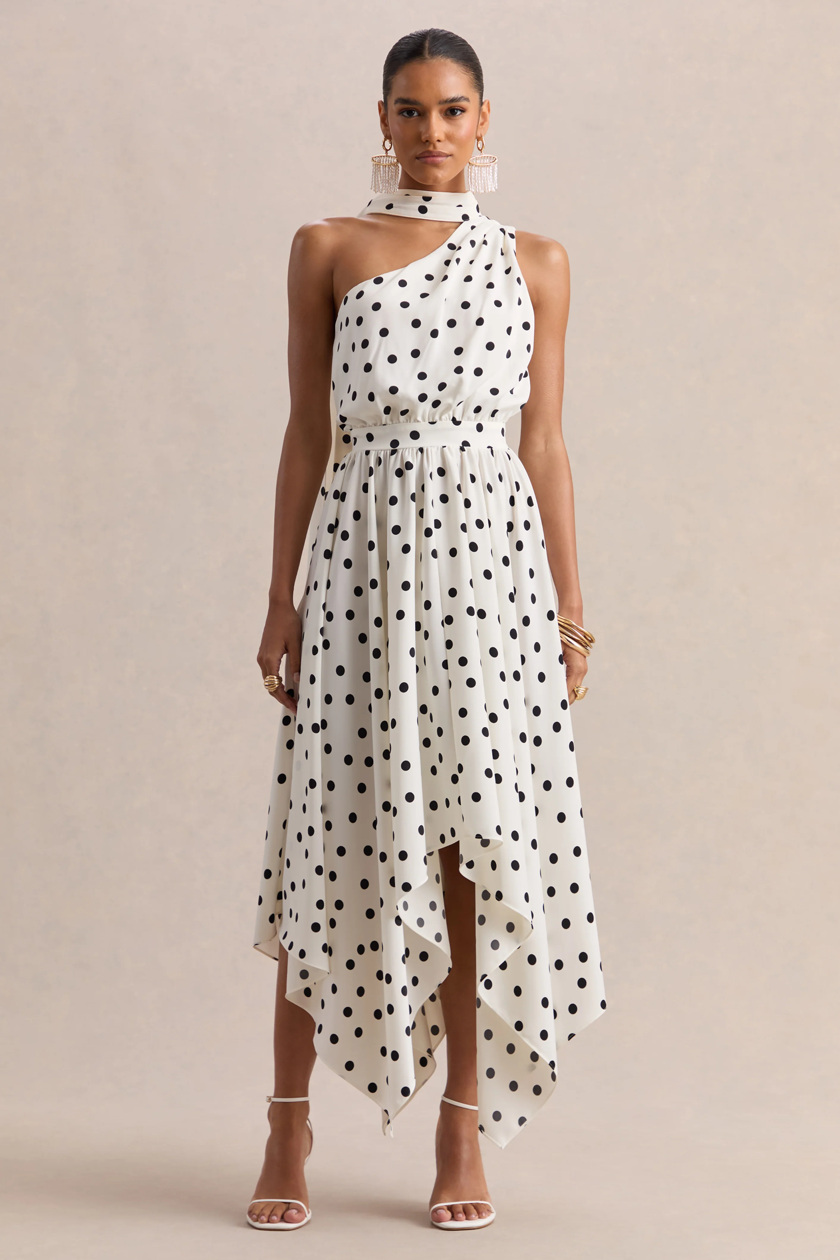 Caluna | Robe mi-longue en satin à pois noirs et blancs à encolure asymétrique avec détail foulard