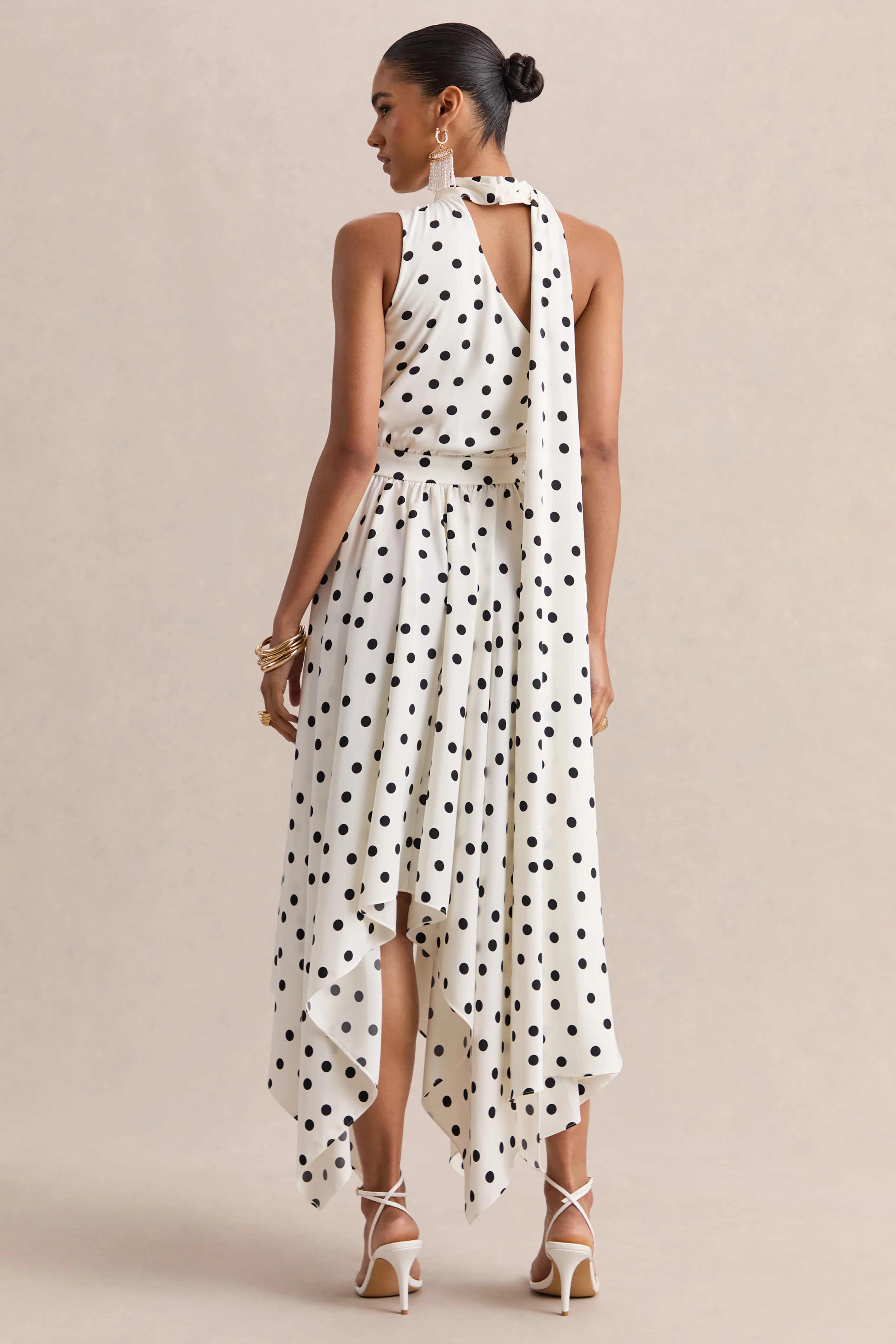 Caluna | Robe mi-longue en satin à pois noirs et blancs à encolure asymétrique avec détail foulard - Image 2