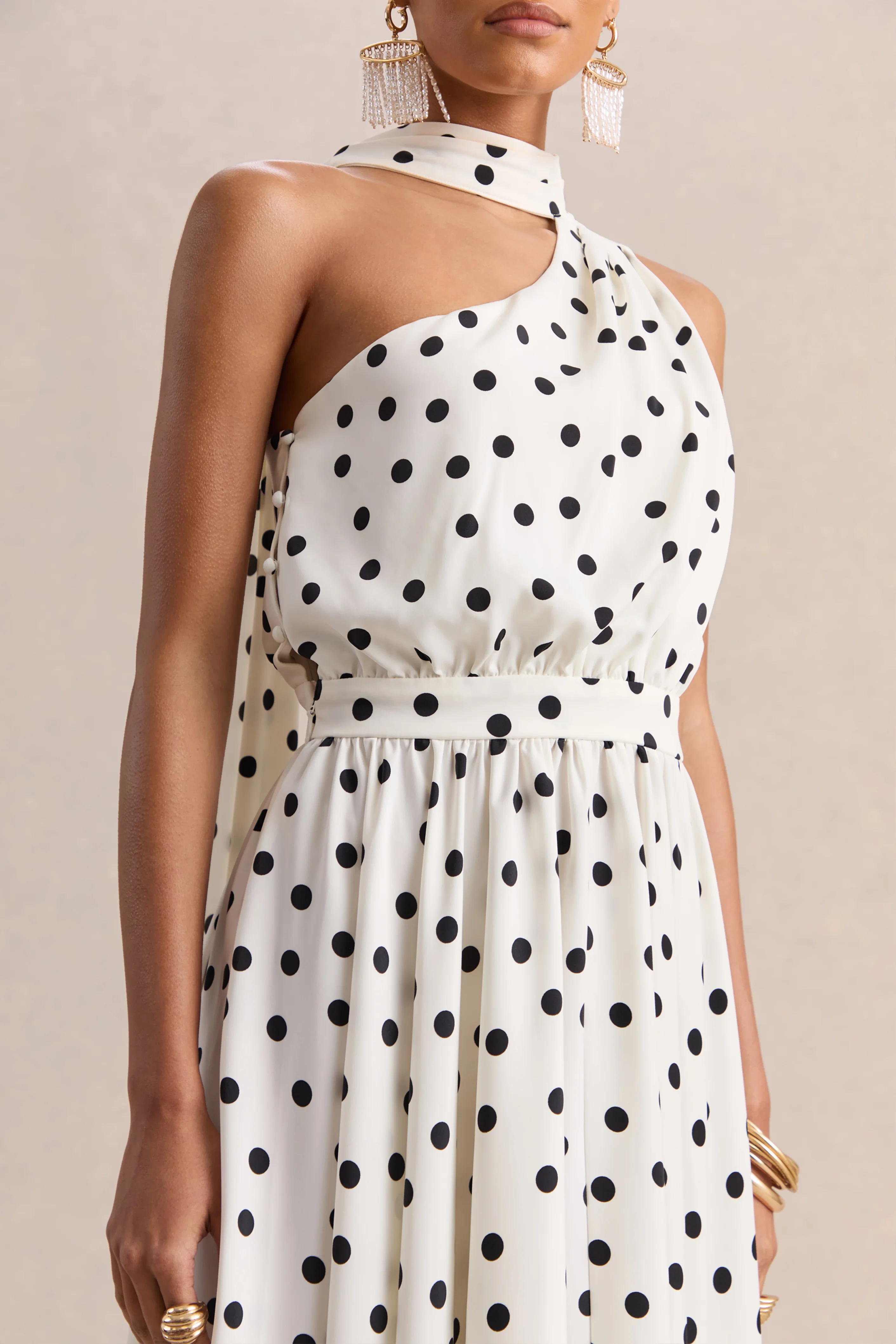 Caluna | Robe mi-longue en satin à pois noirs et blancs à encolure asymétrique avec détail foulard - Image 3