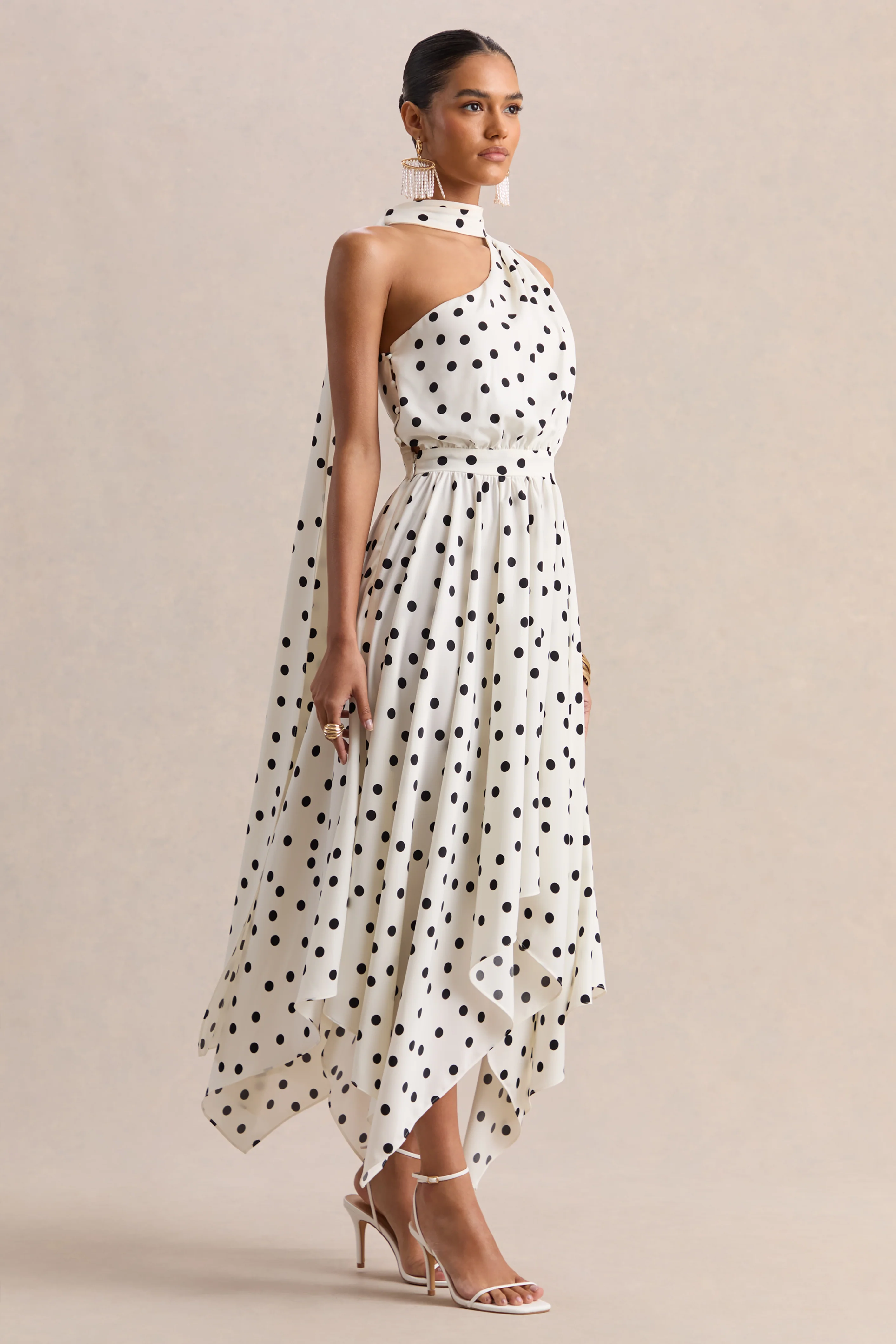 Caluna | Robe mi-longue en satin à pois noirs et blancs à encolure asymétrique avec détail foulard - Image 4