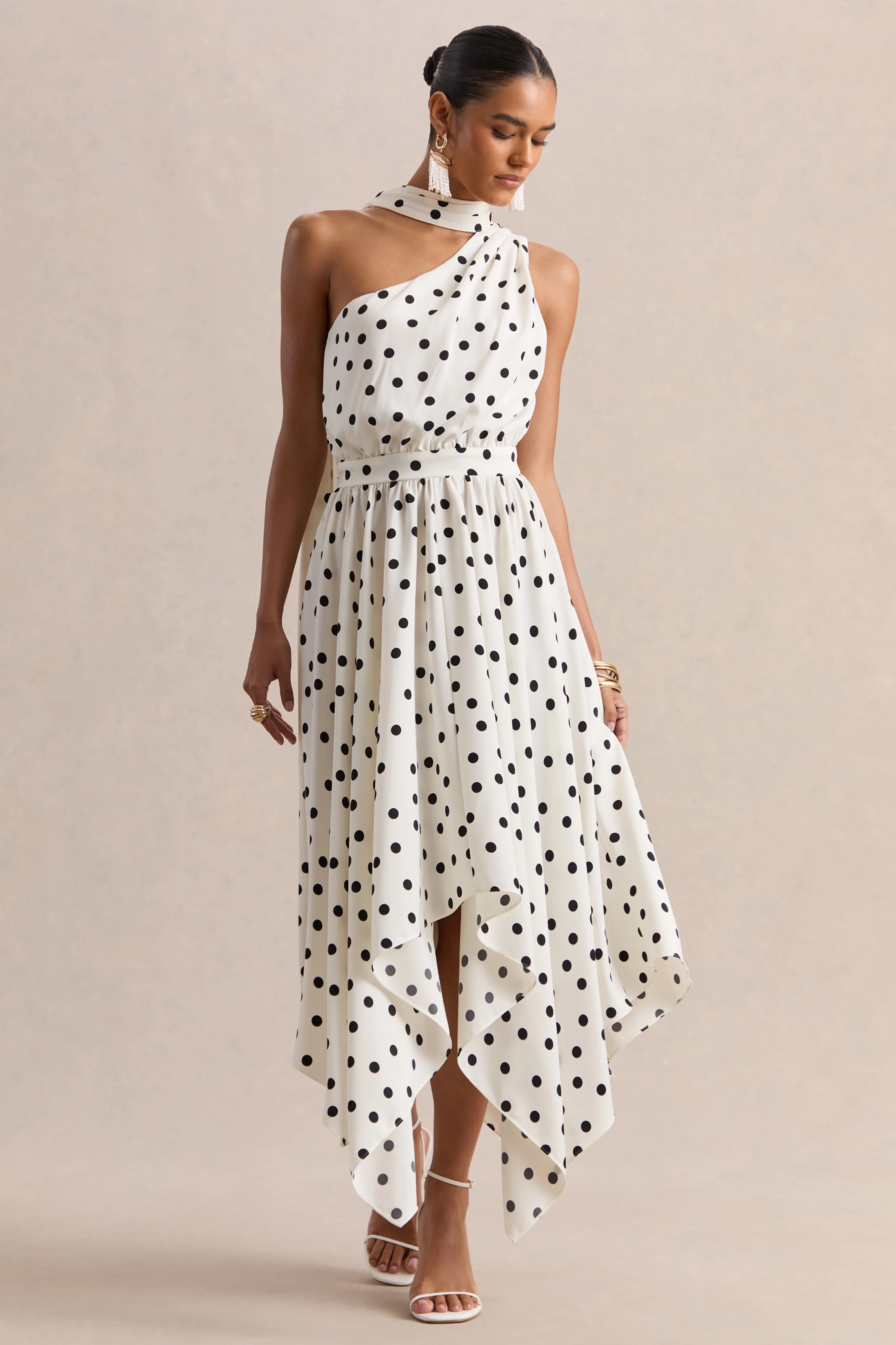 Caluna | Robe mi-longue en satin à pois noirs et blancs à encolure asymétrique avec détail foulard - Image 5