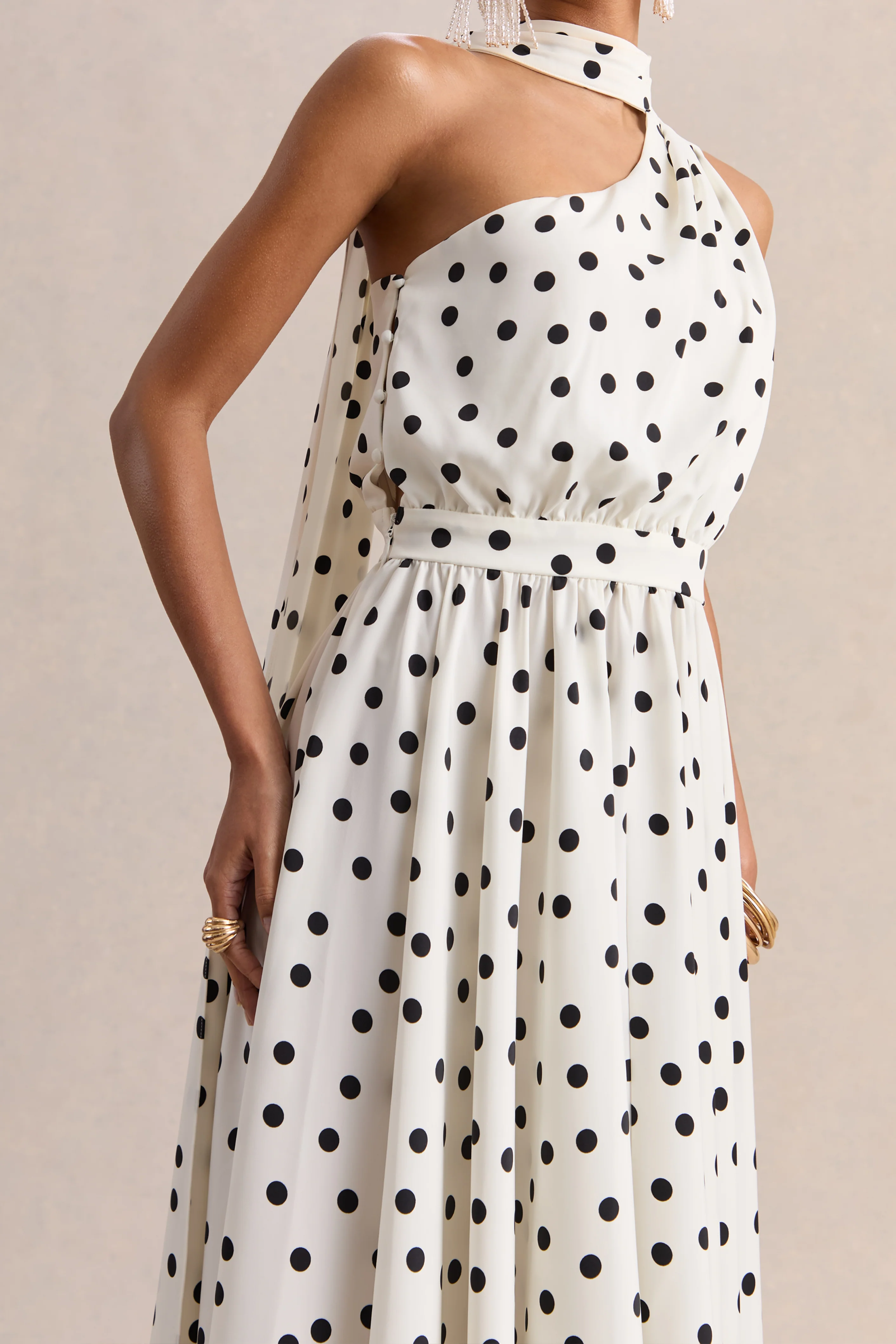 Caluna | Robe mi-longue en satin à pois noirs et blancs à encolure asymétrique avec détail foulard - Image 6
