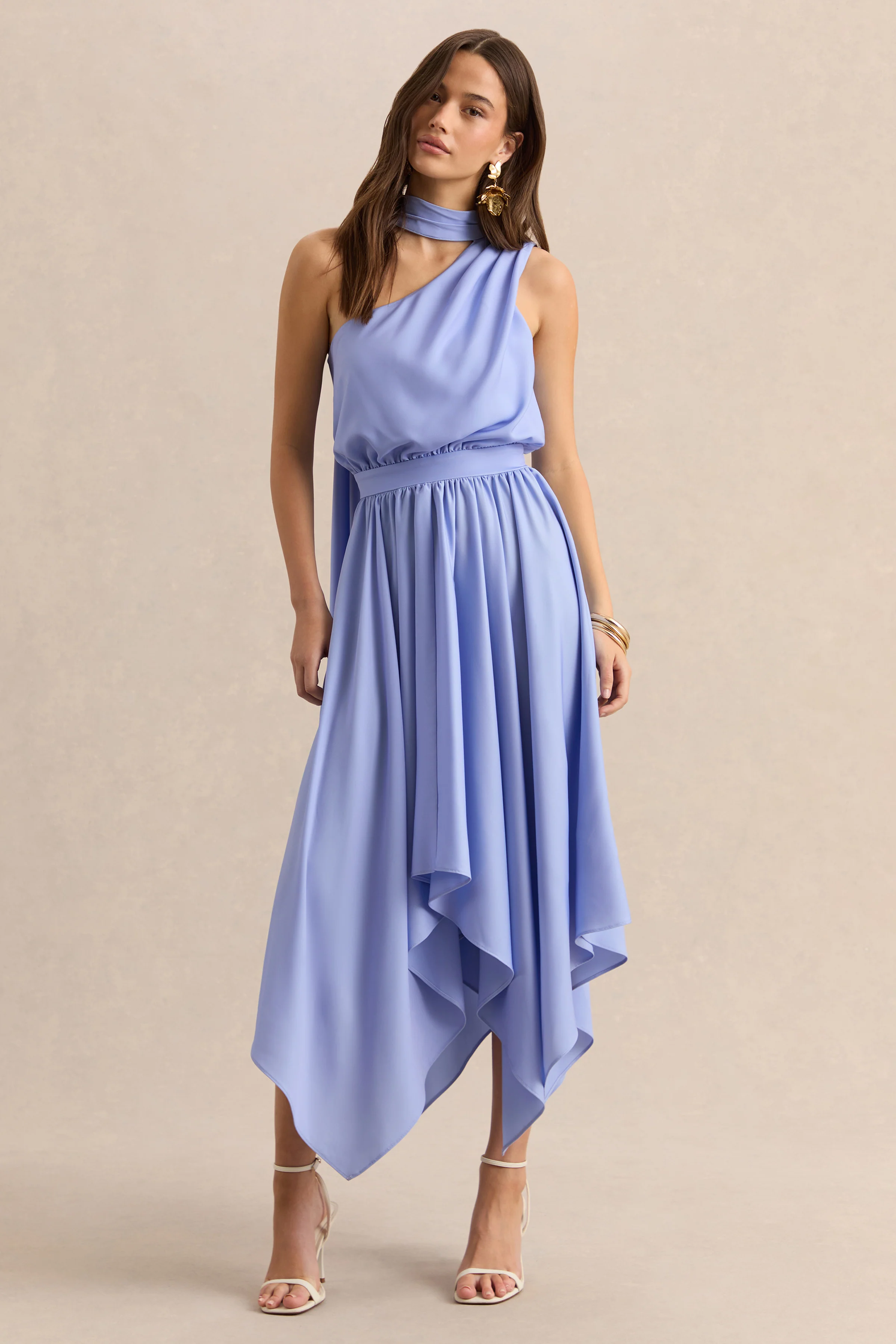 Caluna | Robe mi-longue en satin bleu poudre à encolure asymétrique avec détail écharpe