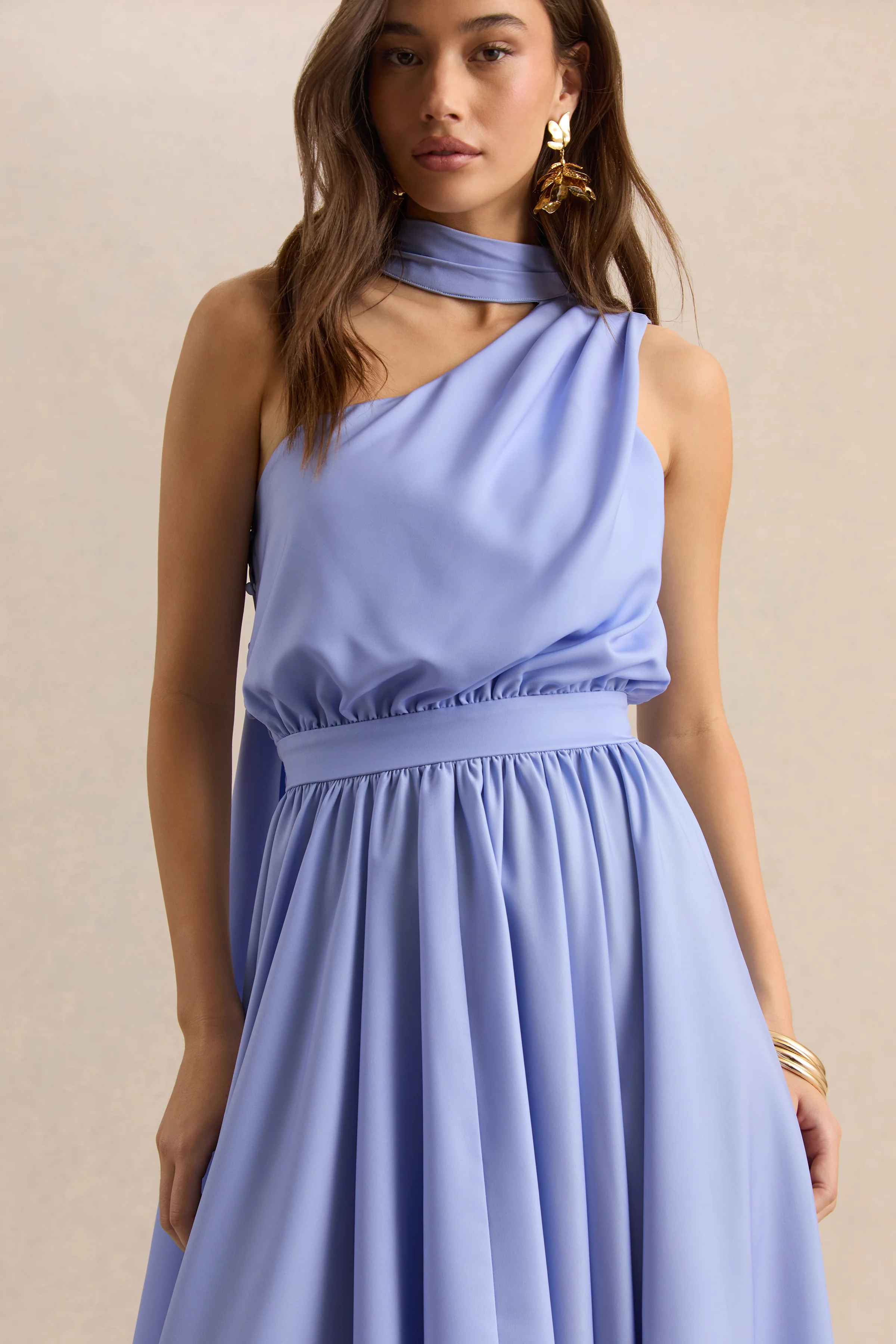 Caluna | Robe mi-longue en satin bleu poudre à encolure asymétrique avec détail écharpe - Image 3