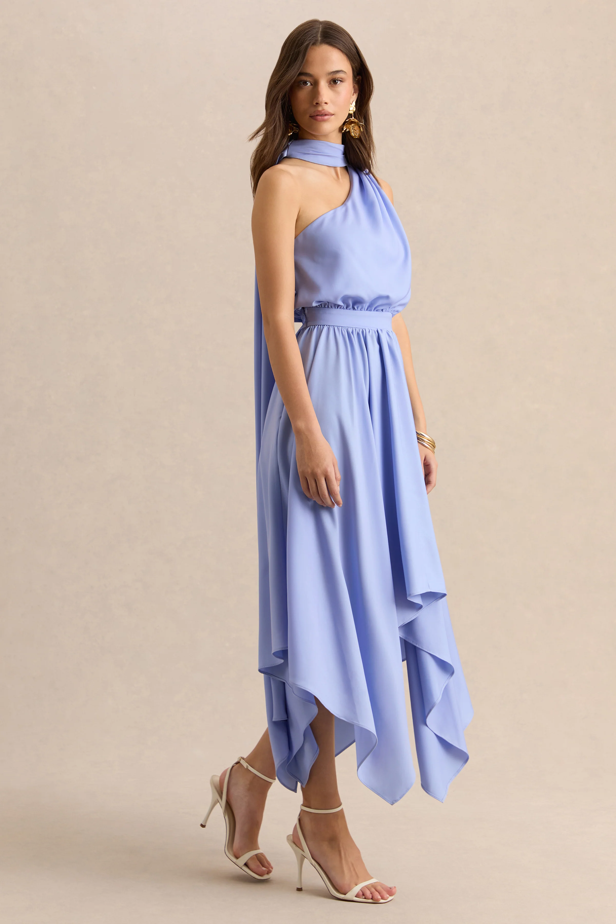 Caluna | Robe mi-longue en satin bleu poudre à encolure asymétrique avec détail écharpe - Image 5