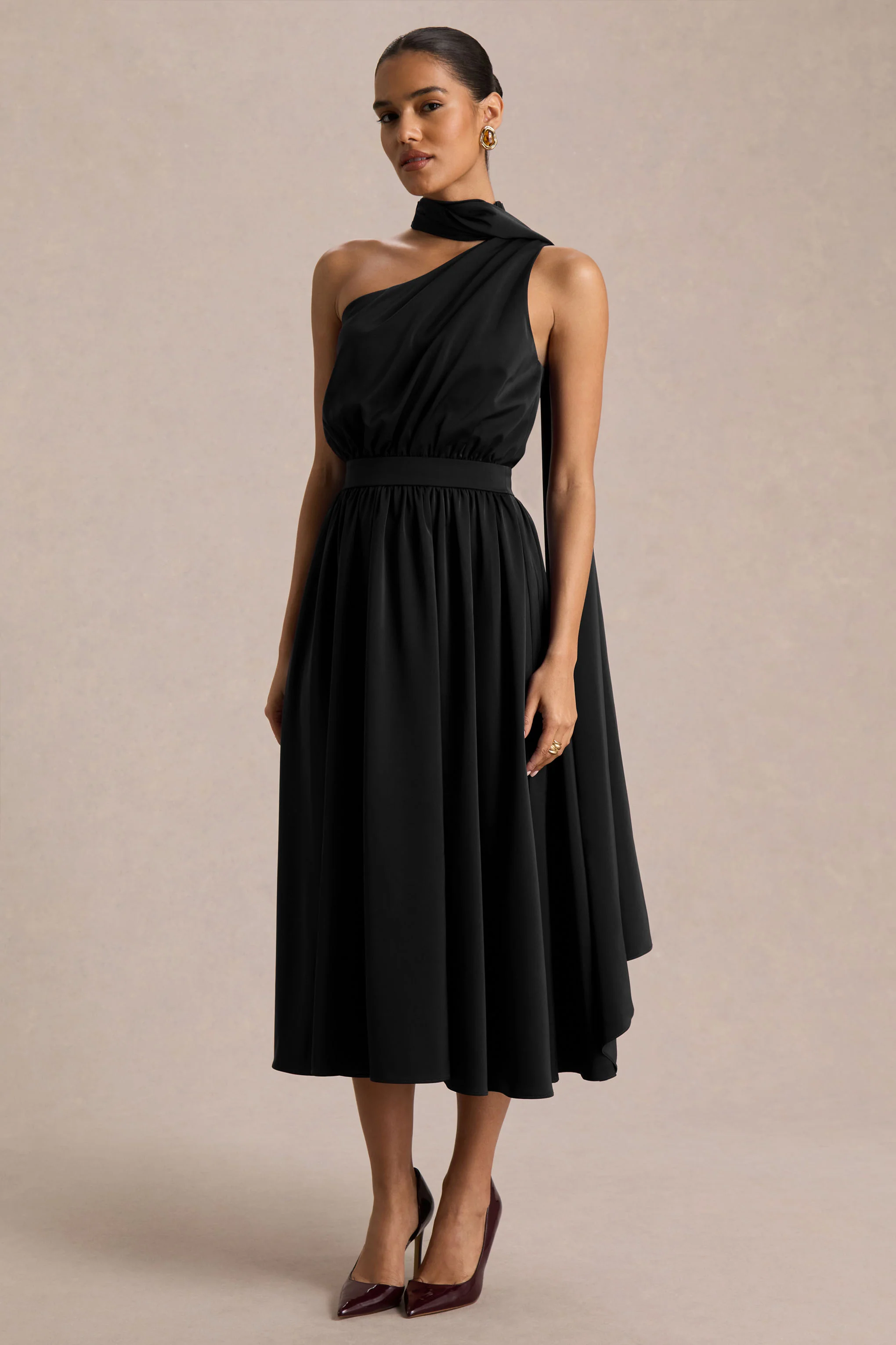 Caluna | Robe mi-longue en satin noir à encolure asymétrique avec détail foulard